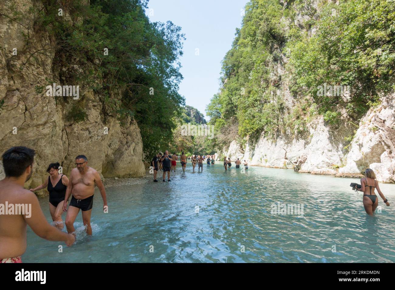 19 agosto 2023 - Parga, Grecia - incredibile paesaggio naturale nel canyon del fiume Acheron, vicino alle sorgenti, con persone che si godono l'acqua fredda Foto Stock