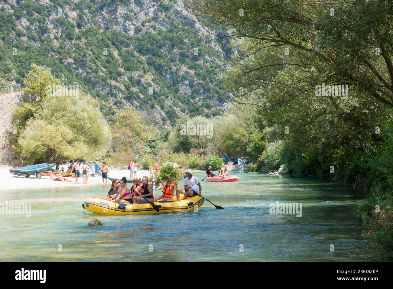 19 agosto 2023 - Parga, Grecia - incredibile paesaggio naturale nel canyon del fiume Acheron, vicino alle sorgenti, con persone che si godono l'acqua fredda Foto Stock