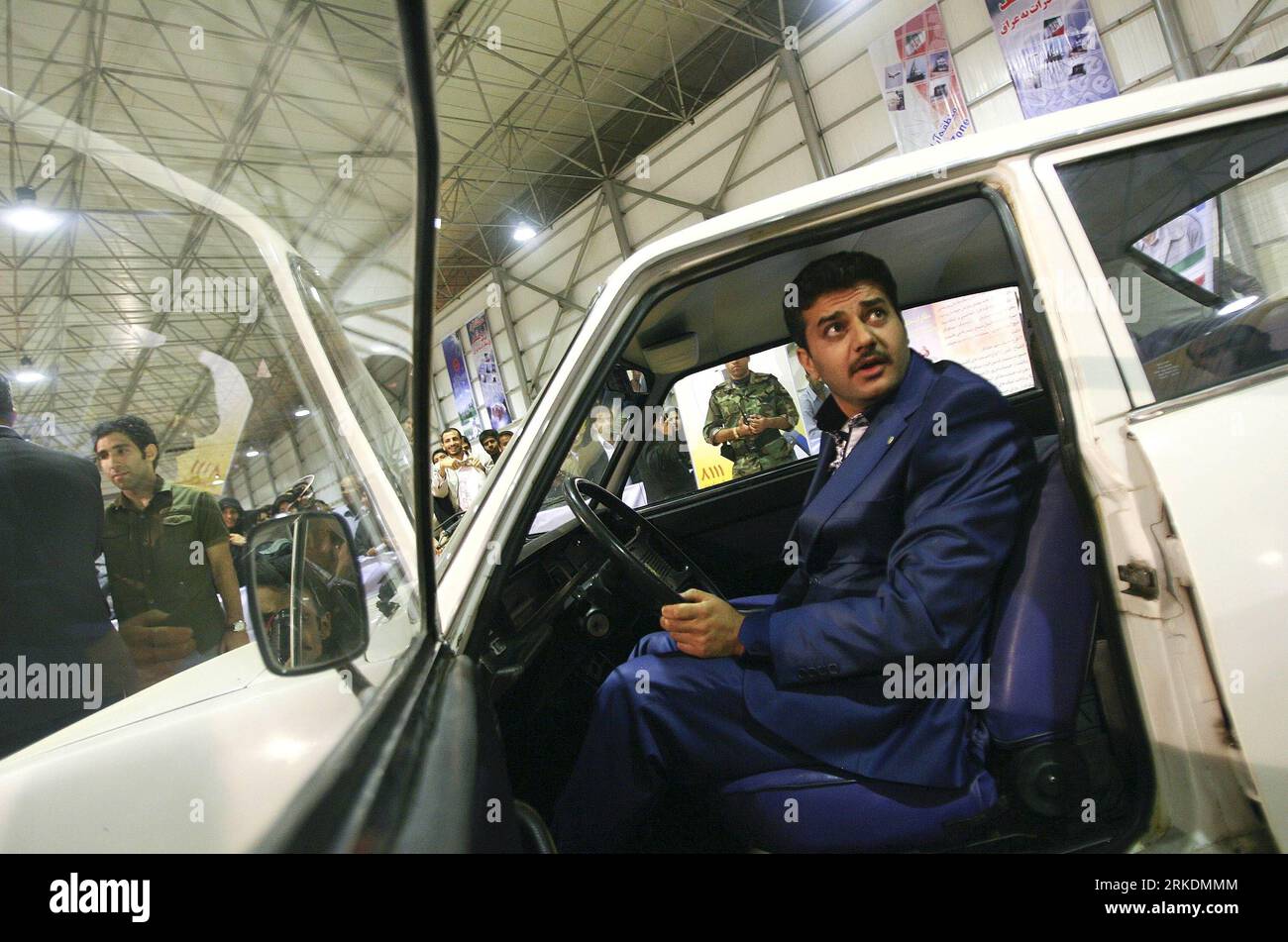 Bildnummer: 54970492 Datum: 01.03.2011 Copyright: imago/Xinhua (110302) -- TEHERAN, 2 marzo 2011 (Xinhua) -- l'avvocato dell'acquirente siede all'interno dell'auto del presidente iraniano durante l'esposizione internazionale dell'automobile nella zona franca di Arvand, nel sud-ovest dell'Iran, 1 marzo 2011. L'auto del presidente iraniano Mahmoud Ahmadinejad, una Peugeot 504 bianca del 1977, è stata venduta martedì a quasi 2,5 milioni di dollari USA ad un'asta per raccogliere fondi per un progetto di alloggi durante una mostra internazionale dell'automobile.(Xinhua/Ahmad Halabisaz) (jl) IRAN-TEHERAN-PRESIDENT-CAR-AUCTION PUBLICATIONxNOTxINxCHN People Politik premiumd kbdi Foto Stock