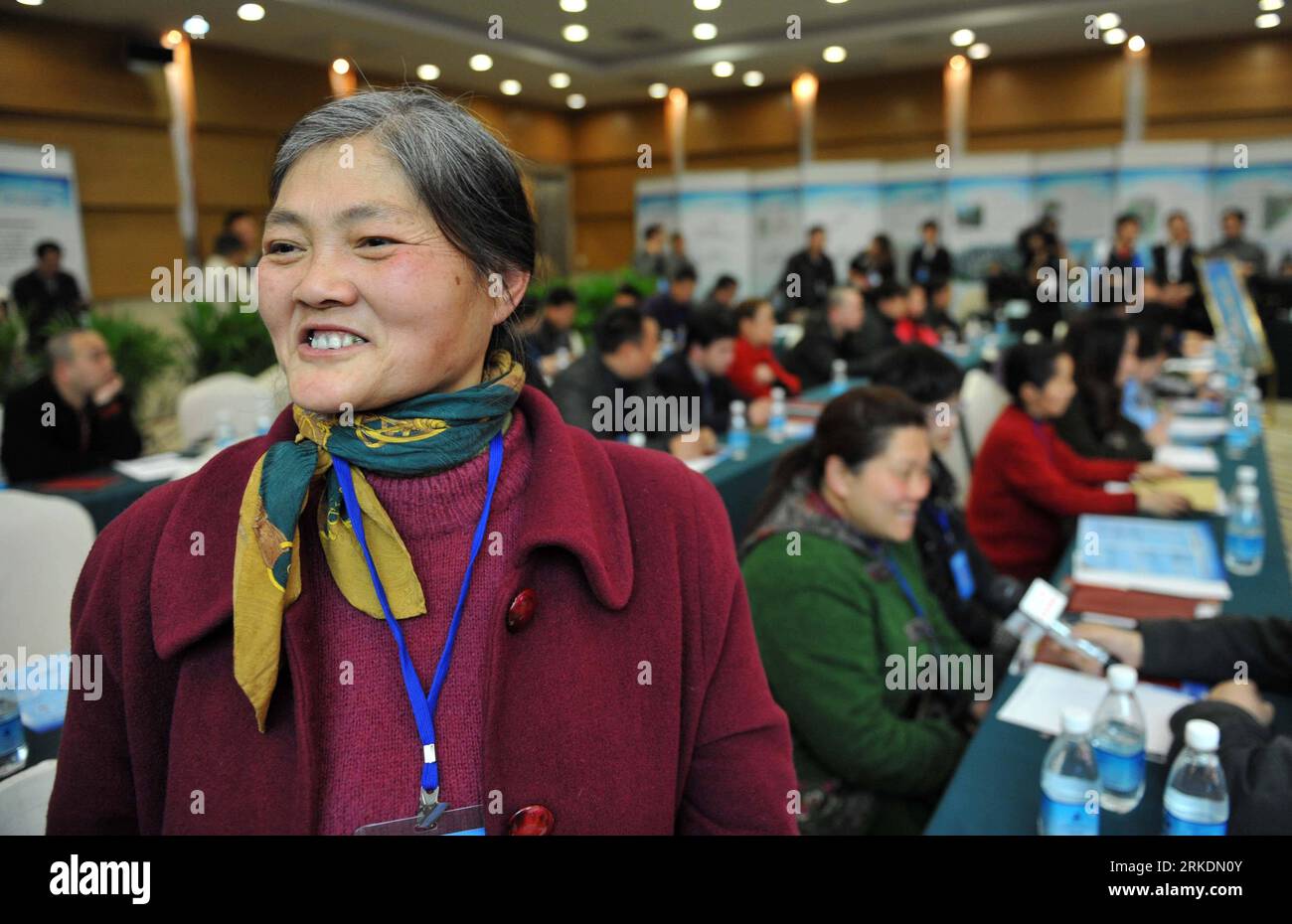 Bildnummer: 54972741 Datum: 02.03.2011 Copyright: imago/Xinhua (110302) -- CHONGQING, 2 marzo 2011 (Xinhua) -- il primo candidato idoneo Tong Xiaoqiong è visto durante il primo round della lotteria pubblica di appartamenti in affitto nel comune di Chongqing della Cina sud-occidentale, 2 marzo 2011. La città ha condotto un piano di lotteria per assegnare appartamenti pubblici in affitto alle famiglie a basso reddito idonee mercoledì, per proteggerli dall'aumento vertiginoso dei prezzi delle proprietà. (Xinhua/Yang lei)(mcg) CHINA-CHONGQING-PUBLIC RENTAL HOUSE-LOTTERY (CN) PUBLICATIONxNOTxINxCHN Gesellschaft Lotterie Wohngebäude Wohnen kbdig Foto Stock