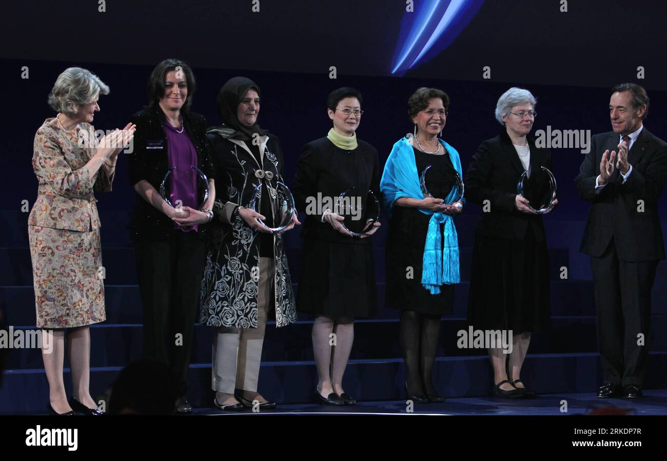 Bildnummer: 54981321 Datum: 03.03.2011 Copyright: imago/Xinhua (110304) -- PARIGI, 4 marzo 2011 (Xinhua) -- Jillian Banfield, professore statunitense di scienze della Terra e planetarie presso l'Università della California, Faiza al- Kharafi, Kuwaiti Professor of Chemistry with Kuwait University, Vivian Wing-Wah YAM, professore cinese di chimica ed energia presso l'Università di Hong Kong, Silvia Torres- Peimbert, professore messicano emerito presso l'Istituto di Astronomia con l'Università di città del Messico, e Anne L Huillier, professore svedese di fisica atomica presso l'Università di Lund, (2nd L-5th L), ricevono il 201 Foto Stock