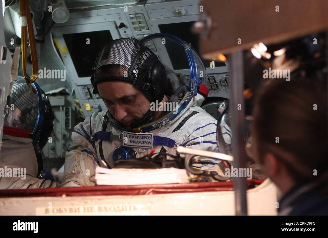 Bildnummer: 54984258 Datum: 04.03.2011 Copyright: imago/Xinhua MOSCA, 5 marzo 2011 (Xinhua) -- membro dell'equipaggio di backup i cosmonauti russi Anton Shkaplerov partecipa a una sessione di esame presso il centro spaziale Star City fuori Mosca il 4 marzo 2011. La squadra di tre uomini e i membri dell'equipaggio di riserva hanno partecipato a un esame di due giorni al centro spaziale Star City. (Xinhua/Lu Jinbo) (cl) RUSSIA-STAZIONE SPAZIALE INTERNAZIONALE-ESAME PUBLICATIONxNOTxINxCHN persone Raumfahrt premiumd kbdig xmk 2011 quer Bildnummer 54984258 Data 04 03 2011 Copyright Imago XINHUA Mosca 5 marzo 2011 XINHUA Backup Crew member Foto Stock