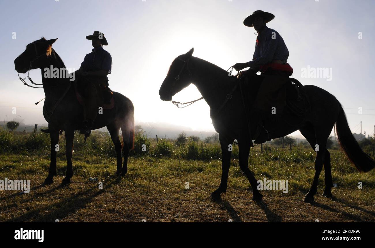 Bildnummer: 54988386 Datum: 04.03.2011 Copyright: imago/Xinhua (110307) -- TACUAREMBO, 7 marzo 2011 (Xinhua) -- i cowboy gaucho sono visti durante il Festival della cultura Gaucho, a Tacuarembo, Uruguay, il 4 marzo 2011. Lo spirito gauchos viene celebrato con rodei, parate e musica folcloristica durante il festival. (Xinhua/Nicolas Selaya) (xhn) URUGUAY-TACUAREMBO-GAUCHO PUBLICATIONxNOTxINxCHN Gesellschaft kbdig xcb 2011 quer o0 Land, Leute Bildnummer 54988386 Data 04 03 2011 Copyright Imago XINHUA 7 marzo 2011 XINHUA The Gaucho Cowboys are Lakes durante il Festival of the Gaucho cUL Foto Stock