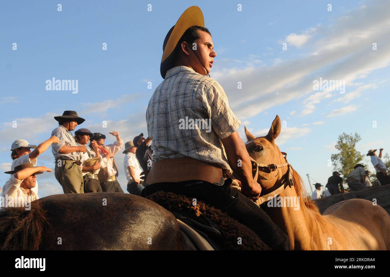 Bildnummer: 54988384 Datum: 05.03.2011 Copyright: imago/Xinhua (110307) -- TACUAREMBO, 7 marzo 2011 (Xinhua) -- i cowboy gaucho guardano il rodeo durante il Festival della cultura Gaucho, a Tacuarembo, Uruguay, il 5 marzo 2011. Lo spirito gauchos viene celebrato con rodei, parate e musica folcloristica durante il festival. (Xinhua/Nicolas Selaya) (xhn) URUGUAY-TACUAREMBO-GAUCHO PUBLICATIONxNOTxINxCHN Gesellschaft kbdig xcb 2011 quer o0 Land, Leute, Mann Bildnummer 54988384 Date 05 03 2011 Copyright Imago XINHUA March 7 2011 XINHUA The Gaucho Cowboys Watch Rodeo durante il Festival of the Foto Stock