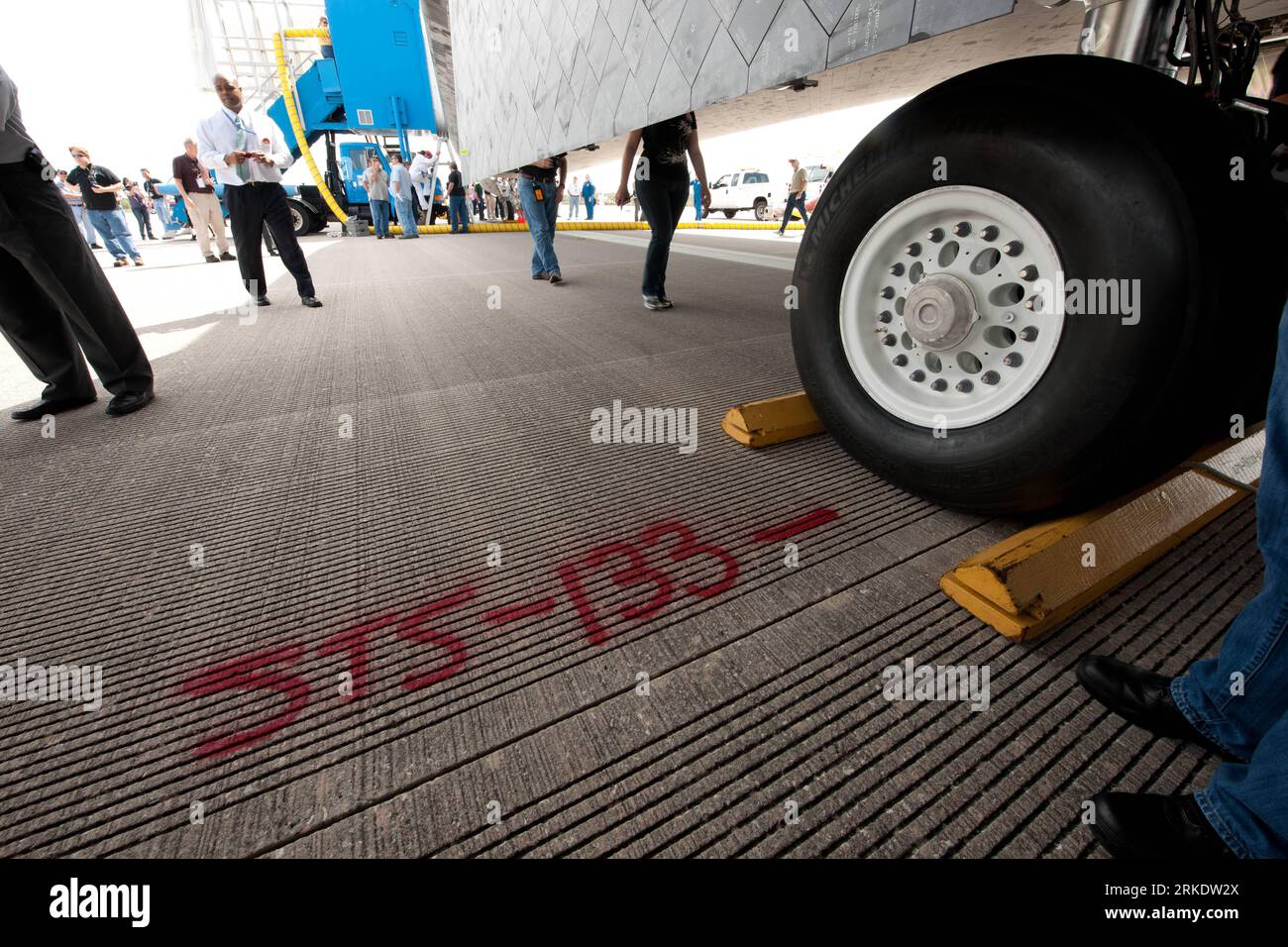 Bildnummer: 55009170 Datum: 09.03.2011 Copyright: imago/Xinhua la pista dello Shuttle Landing Facility (SLF) è contrassegnata per mostrare dove le ruote si sono fermate per lo Space Shuttle Discovery (STS-133) poco dopo l'atterraggio, mercoledì 9 marzo 2011, al Kennedy Space Center di Cape Canaveral, Flag., completando il suo 39° e ultimo volo. Dal 1984, Discovery ha volato 39 missioni, ha trascorso 365 giorni nello spazio, orbita intorno alla Terra 5.830 volte e ha viaggiato per 148.221.675 miglia. Foto: (NASA/Bill Ingalls) US-SHUTTLE-DISCOVERY-CAREER-ENDING PUBLICATIONxNOTxINxCHN Gesellschaft USA Raumfahrt Landung Raumfähre kbd Foto Stock