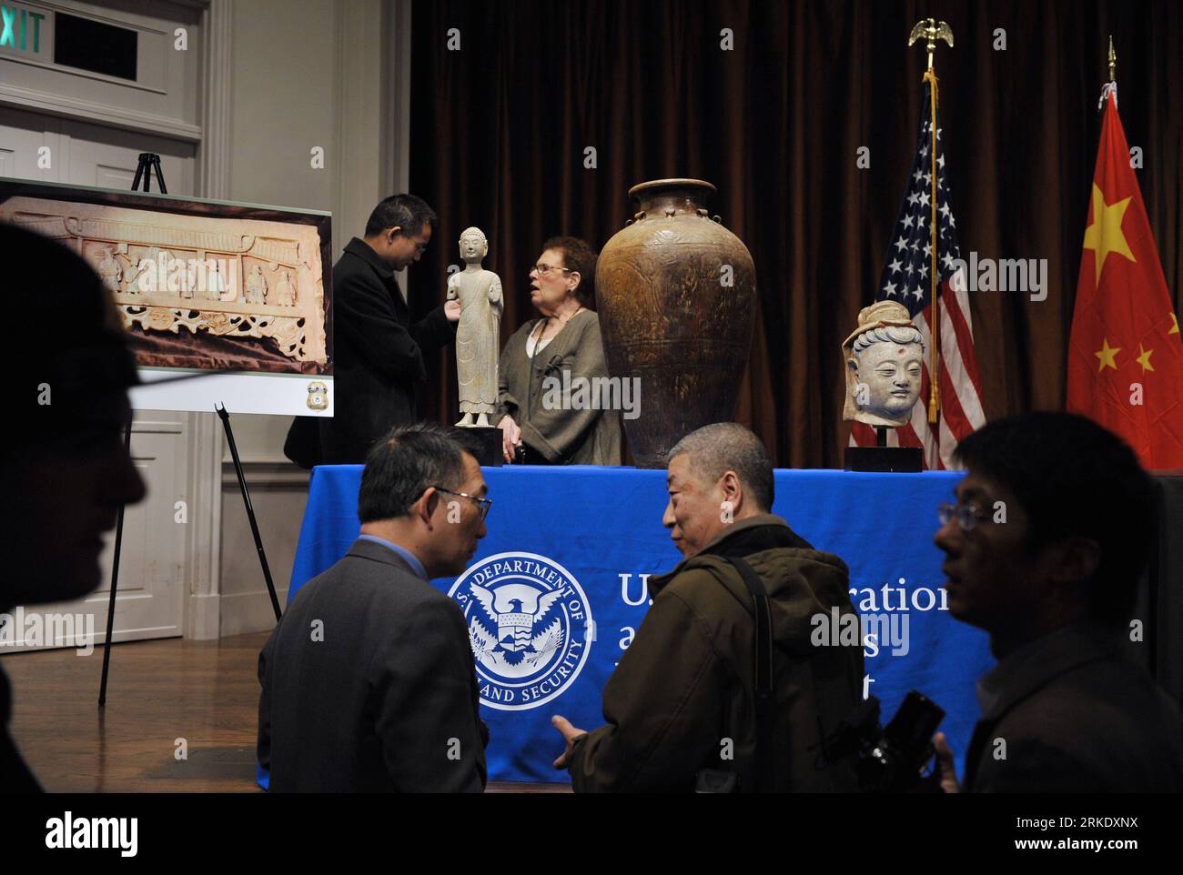 Bildnummer: 55015051 Datum: 11.03.2011 Copyright: imago/Xinhua (110311) -- WASHINGTON D.C., 11 marzo 2011 (Xinhua) -- gli ospiti guardano gli antichi manufatti cinesi che tornano in Cina durante una cerimonia di restituzione degli antichi manufatti cinesi a Washington D.C., capitale degli Stati Uniti, 11 marzo 2011. Da sinistra a destra si trovano una foto di un fregio di pietra della dinastia Ming, un Buddha calcareo della dinastia Qi settentrionale, un vaso in ceramica della dinastia Qing e una testa Bodhisattva della dinastia Song. Venerdì i funzionari del governo degli Stati Uniti sono tornati in Cina oltre una dozzina di preziosi manufatti cinesi antichi che sono stati sequestrati per legge Foto Stock