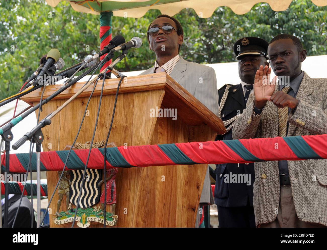 Bildnummer: 55017056 Datum: 12.03.2011 Copyright: imago/Xinhua (110313) -- LUSAKA, 13 marzo 2011 (Xinhua) -- Vice Presidente dello Zambia George Kunda Speeks durante la celebrazione della giornata Nazionale della Gioventù a Lusaka, capitale dello Zambia, 12 marzo 2011. Circa 10.000 hanno partecipato alla celebrazione di sabato. (Xinhua/Meng Jing) (djj) ZAMBIA-LUSAKA-NATIONAL YOUTH DAY PUBLICATIONxNOTxINxCHN People Politik kbdig xsp 2011 quer Bildnummer 55017056 Date 12 03 2011 Copyright Imago XINHUA Lusaka 13 marzo 2011 Il Vice Presidente di XINHUA Zambia George Kunda Speeks durante la celebrazione della giornata Nazionale della Gioventù Foto Stock