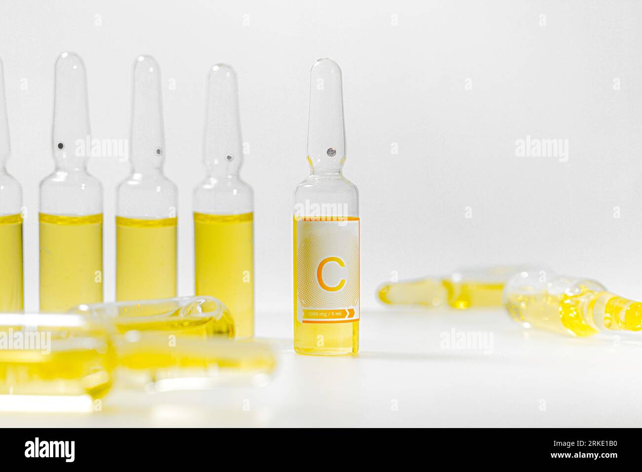 Fondo bianco liquido vitamina C Foto Stock