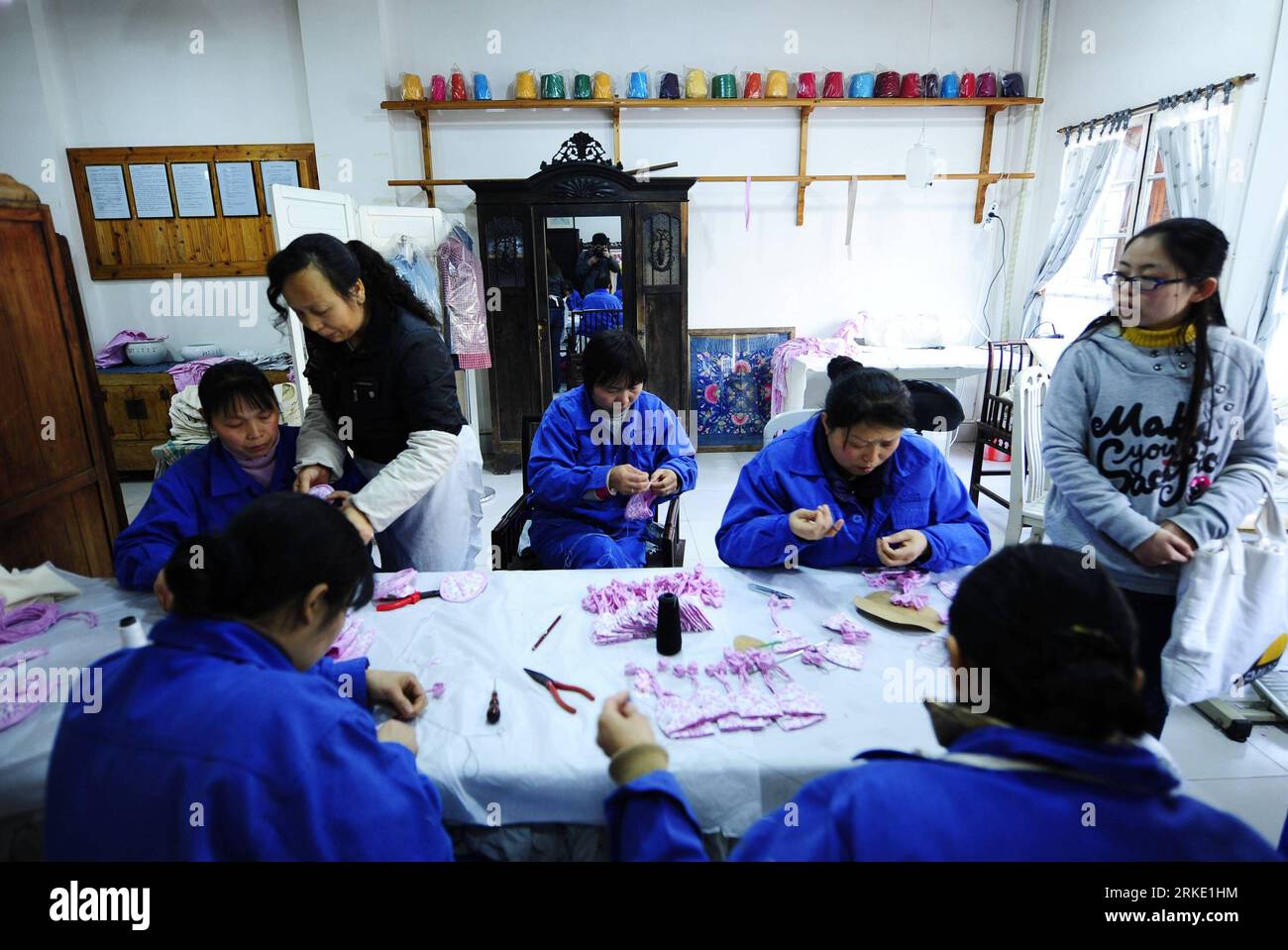 Bildnummer: 55035181 Datum: 16.03.2011 Copyright: imago/Xinhua (110316) -- CHENGDU, 16 marzo 2011 (Xinhua) -- le artigiane realizzano opere d'arte al museo dell'ago di Sichuan a Chengdu, capitale della provincia del Sichuan della Cina sud-occidentale, 16 marzo 2011. Fondato nel febbraio del 2011, il museo, affiliato al Sichuan Pivot Point College, presenta oggetti di artigianato e abilità popolari, tra cui ricami del Sichuan, tie-dye e cucito. Oltre a ciò, è anche una sede di lezioni di insegnamento e di operazioni pratiche sulle competenze di ricamo per gli studenti del college. (Xinhua/Jiang Hongjing) (wyo) CHIN Foto Stock