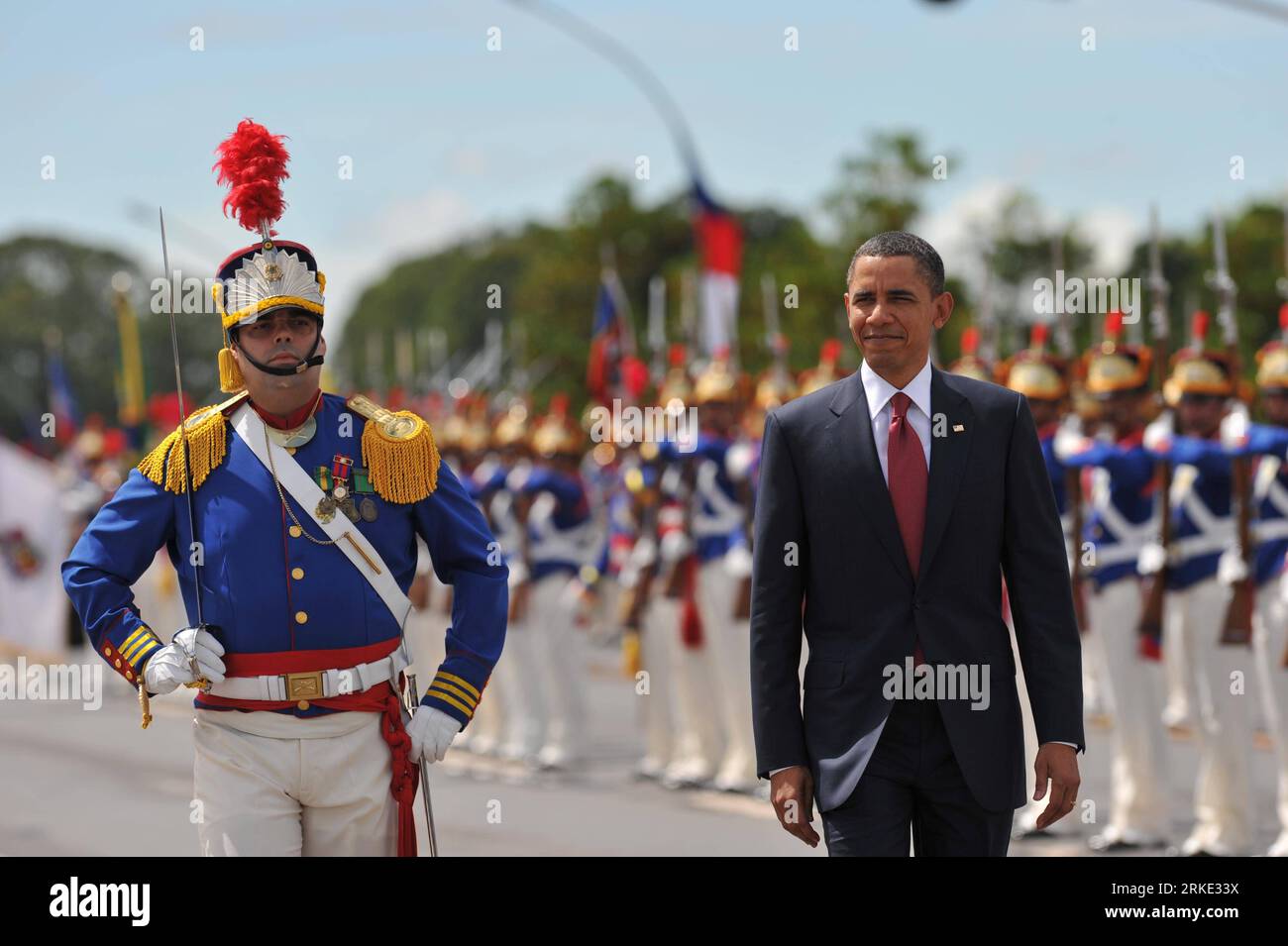 Bildnummer: 55045015  Datum: 19.03.2011  Copyright: imago/Xinhua (110319) -- BRASILIA, March 19, 2011 (Xinhua) -- U.S. President Barack Obama (R) review the honor guard during a welcoming ceremony at the Presidential Palace in Brasilia, capital of Brazil, March 19, 2011. Obama started his visit to Brazil on Saturday. (Xinhua/Song Weiwei) BRAZIL-BRASILIA-OBAMA-VISIT PUBLICATIONxNOTxINxCHN People Politik kbdig xkg 2011 quer     Bildnummer 55045015 Date 19 03 2011 Copyright Imago XINHUA  Brasilia March 19 2011 XINHUA U S President Barack Obama r REVIEW The HONOR Guard during a Welcoming Ceremony Foto Stock