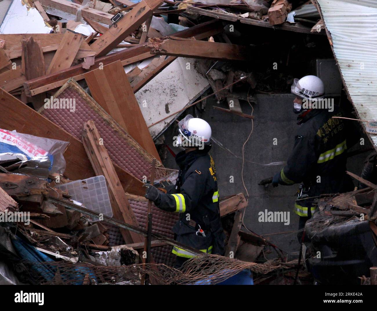 Bildnummer: 55049002 Datum: 21.03.2011 Copyright: imago/Xinhua MIYAGI-KEN, 21 marzo 2011 (Xinhua) -- i lavoratori della Fire and Disaster Management Agency di Tokyo cercano vittime a kesennuma, Miyagi-ken in Giappone, 21 marzo 2011. L'Agenzia nazionale di polizia ha detto che i due disastri del catastrofico terremoto e del conseguente tsunami avevano lasciato 8.649 morti entro le 15:00 ora locale. (Xinhua/Chen Jianli) (jy) JAPAN-MIYAGI-QUAKE-RESCUE PUBLICATIONxNOTxINxCHN Gesellschaft Japan Naturkatastrophe Erdbeben Tsunami Schäden Zerstörung premiumd kbdig xm 2011 quer o0 Feuerwehr Gebäude Wohngebäude Bildnummer 5504 Foto Stock