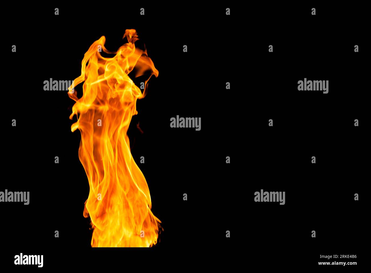 Primo piano delle fiamme gialle e dello spazio di copia su sfondo nero Foto Stock