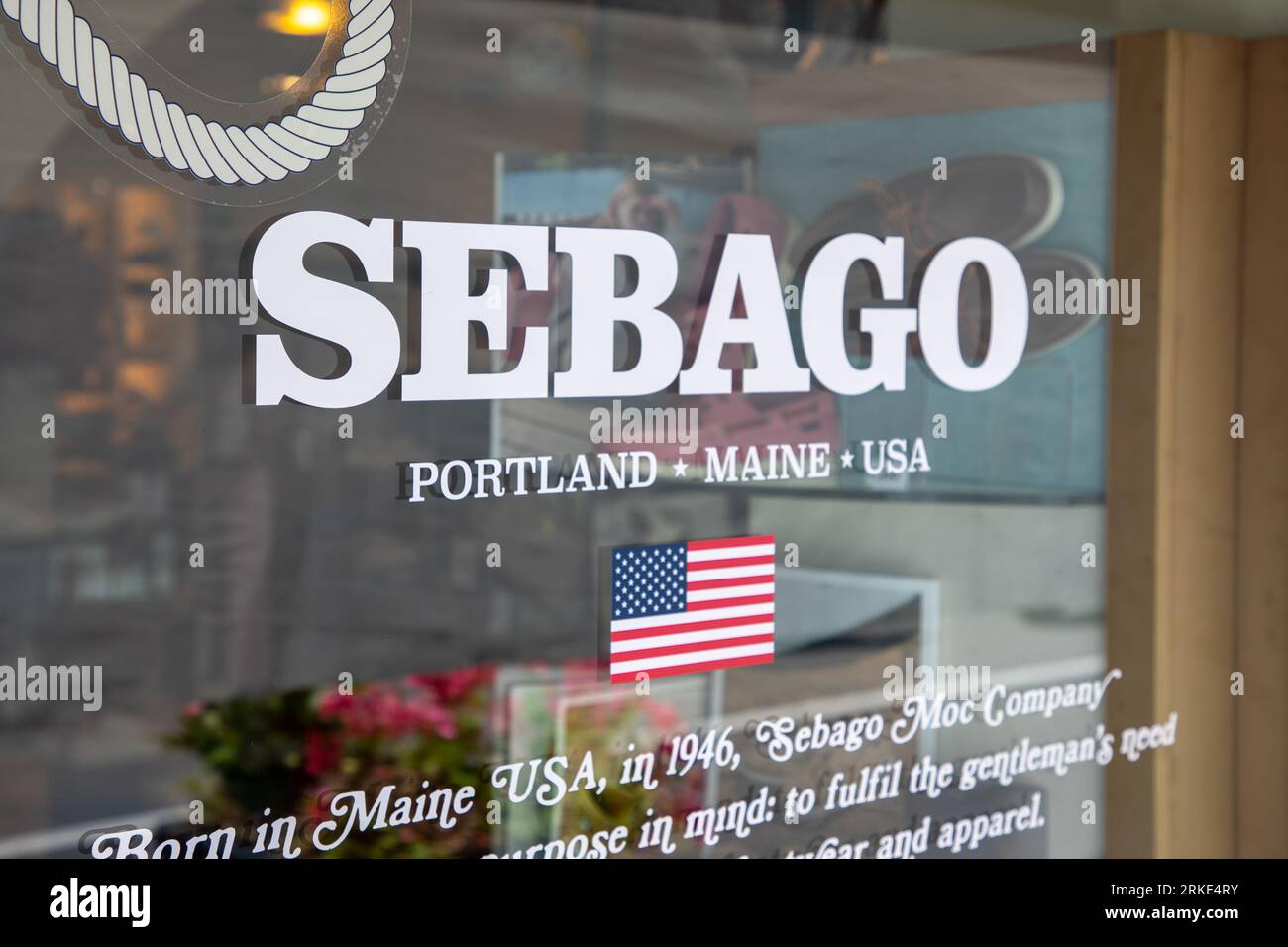 Milano , Italia - 08 22 2023 : Sebago portland maine Docksides USA marchio logo e testo segno negozio di abbigliamento americano calzature catena vetrine scarpe Foto Stock