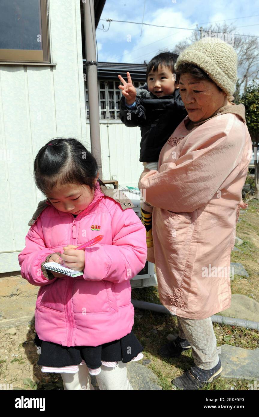 Bildnummer: 55055326 Datum: 23.03.2011 Copyright: imago/Xinhua (110323) -- MIYAGI, 23 marzo 2011 (Xinhua) -- Tamie Suda, 62, cucina di fronte alla sua casa a Oshikacho, prefettura di Miyagi, Giappone, 23 marzo 2011. La famiglia Suda sopravvisse al terremoto-tsunami, ma perse la fonte di reddito poiché l'hotel di famiglia che gestivano fu distrutto. I membri della famiglia cominciarono a ricostruire case anche se l'acqua, il gas e le fonti di energia elettrica erano attualmente interrotte. (Xinhua/Song Zhenping) (lyi) JAPAN-MIYAGI-DAILY LIFE PUBLICATIONxNOTxINxCHN Gesellschaft Japan Naturkatastrophe Erdbeben Tsunami Schäden Alltag LAN Foto Stock