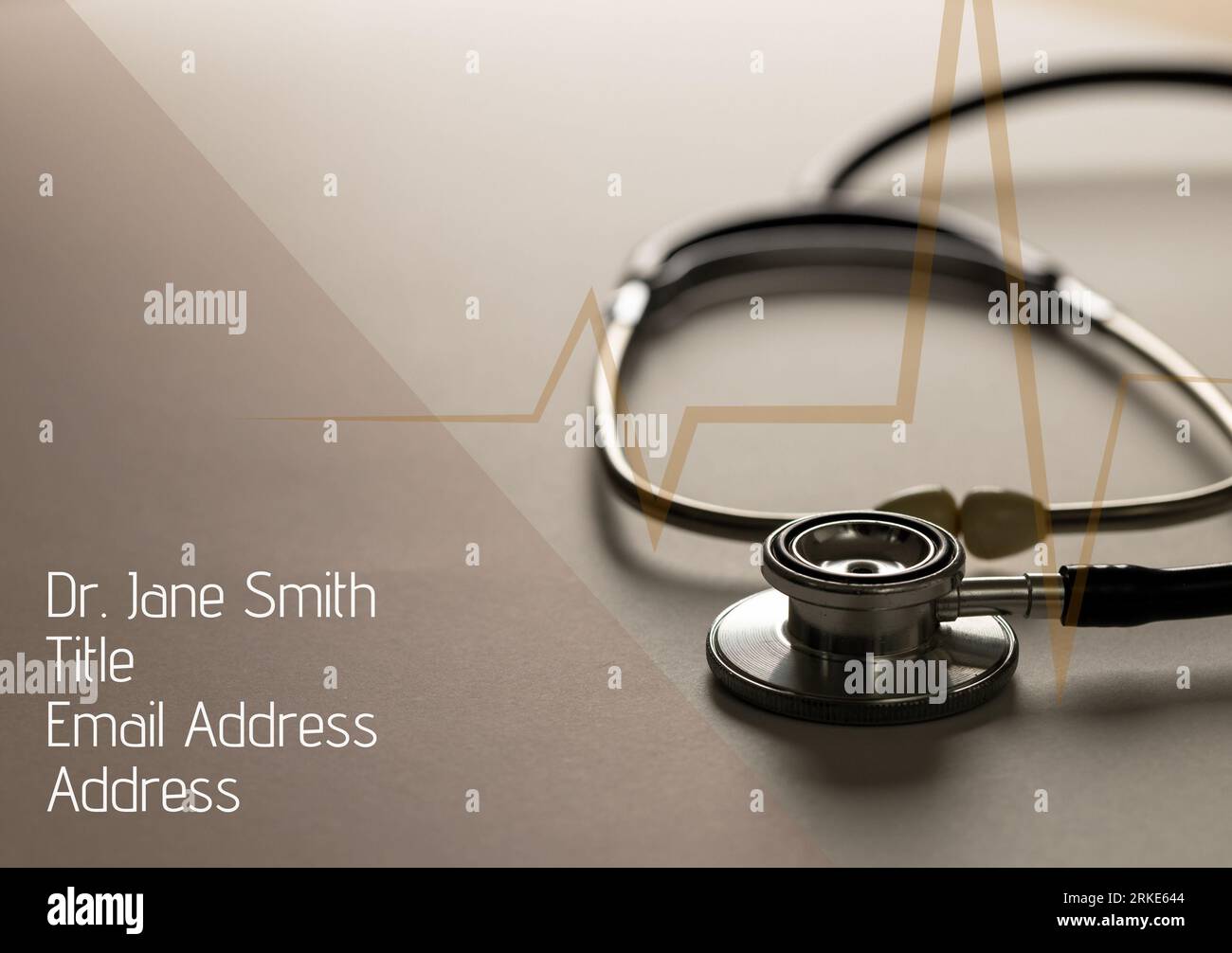 Composizione dello stetoscopio sul tavolo, linee del polso con dr jane smith, titolo, indirizzo e-mail e indirizzo Foto Stock