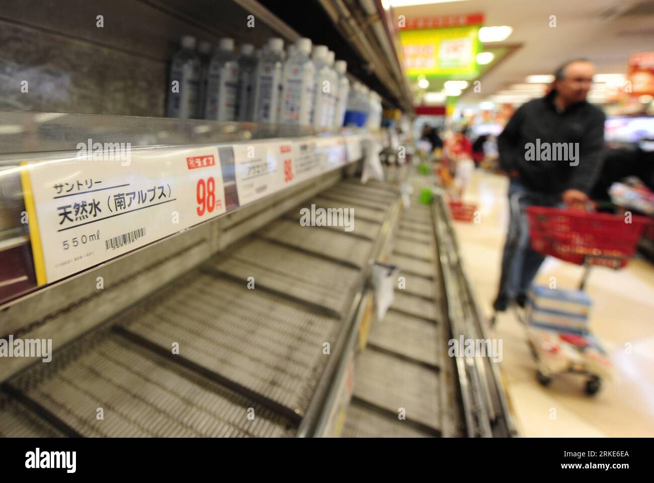 (110324) -- TOKYO, 24 marzo 2011 (Xinhua) -- gli scaffali di bevande in bottiglia sono vuoti in un minimarket di Tokyo il 24 marzo 2011. Le autorità giapponesi hanno sconsigliato ai bambini di bere acqua di rubinetto a Tokyo a causa dell'aumento dei livelli di radiazioni il 23 marzo. Di conseguenza, molti negozi a Tokyo stavano esaurendo l'acqua in bottiglia giovedì. (Xinhua/Ji Chunpeng) (xhn) GIAPPONE-TOKYO-ACQUA IN BOTTIGLIA CHE SCORRE PUBLICATIONxNOTxINxCHN 110324 Tokyo 24 marzo 2011 XINHUA scaffali di bevande in bottiglia sono vuoti IN un minimarket di Tokyo IL 24 marzo 2011 le autorità giapponesi hanno sconsigliato l'autorizzazione dei neonati Foto Stock