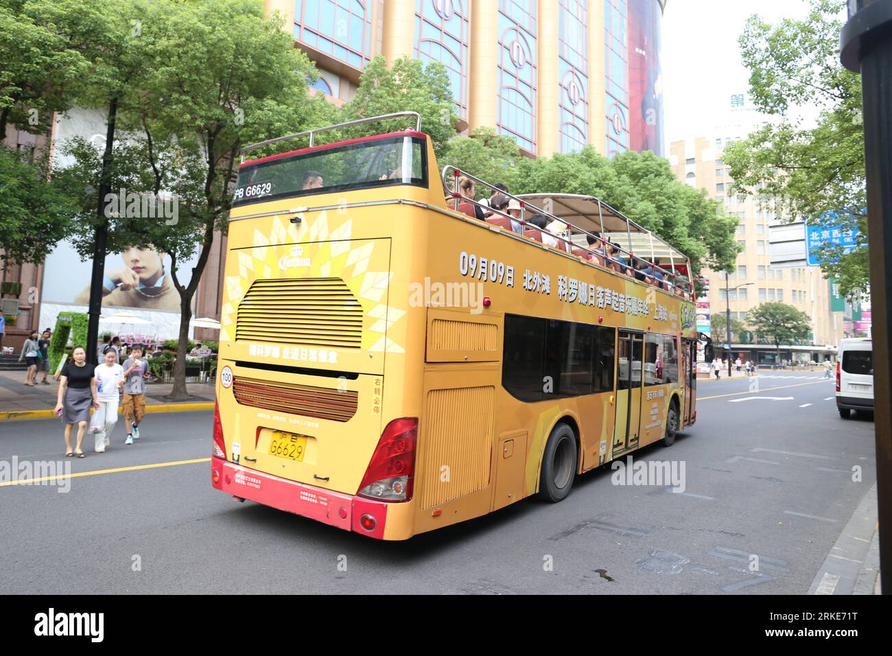 SHANGHAI, CINA - 24 AGOSTO 2023 - i turisti prendono un autobus turistico elettrico a due piani per visitare i luoghi di interesse turistico di Shanghai, Cina, A. Foto Stock