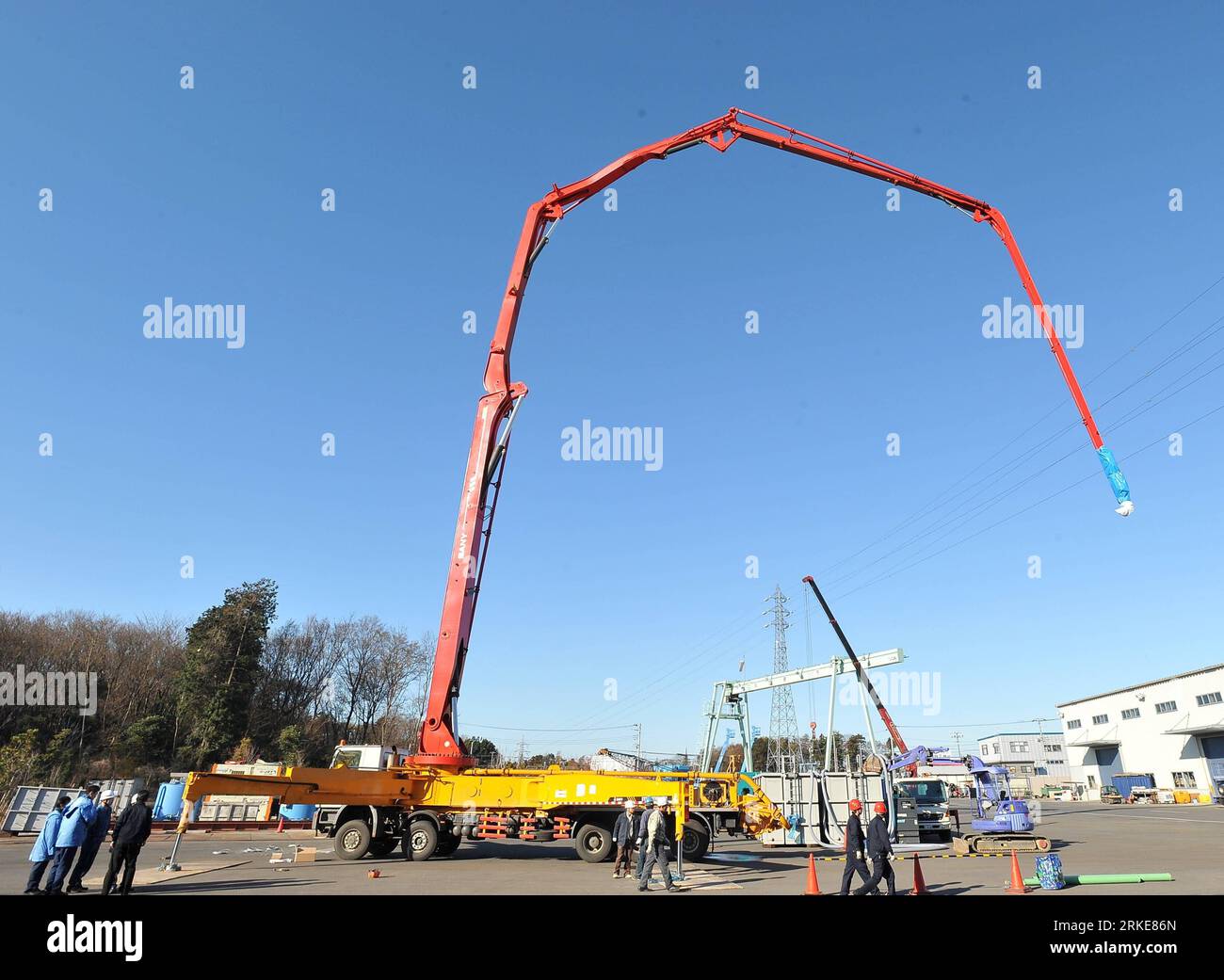 Bildnummer: 55102631 Datum: 26.03.2011 Copyright: imago/Xinhua (110328) -- CHIBA-KEN, 28 marzo 2011 (Xinhua) -- Un camion pompa di fabbricazione cinese riceve test a Chiba-Ken, Giappone, 26 marzo 2011. Per la centrale nucleare di Fukushima dai-Ichi è stato fornito un camion pompa di fabbricazione cinese prodotto da Sany Heavy Industry Co., Ltd. (Xinhua) (zcc) JAPAN-CHIBA-KEN-CHINA-SANY HEAVY INDUSTRY-PUBLICATIONxNOTxINxCHN Gesellschaft Japan Fukushima Daiichi 1 i Atomunfall Störfall GAU Nuklearkrise Kran Pumpe Technik test Probelauf premiumd kbdig xsp 2011 quer o0 Pumpenkran o00 Putzmeister Foto Stock