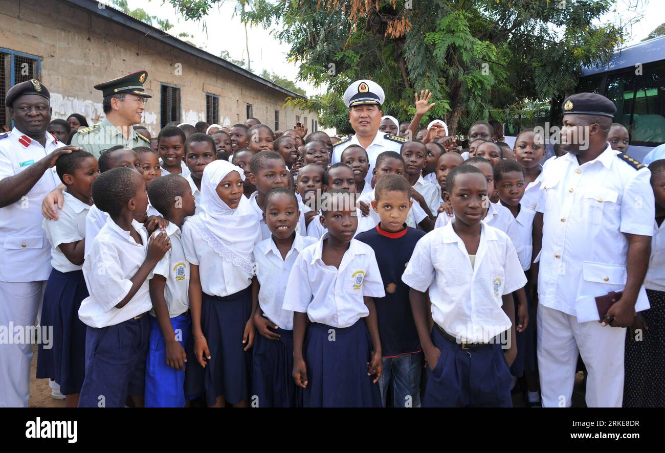 Bildnummer: 55119405 Datum: 28.03.2011 Copyright: imago/Xinhua (110328) -- dar es SALAAM, 28 marzo 2011 (Xinhua) -- Sodiers and Officers of Chinese People S Liberation Army (PLA) Navy Seventh Escort Task Force, sono accolti dagli studenti di una scuola elementare a Dar es Salaam, capitale della Tanzania, marzo 28, 2011.alcuni ufficiali e soldati della Settima scorta della Marina PLA hanno visitato la scuola e donato materiali tra cui televisione, vestiti, ecc. alla scuola.(Xinhua/fan Junwei) (ybg) TANZANIA-SCUOLA ELEMENTARE-MARINA CINESE-VISITA PUBLICATIONxNOTxINxCHN Gesellschaft Militär kbdig xub 2011 quer o Foto Stock