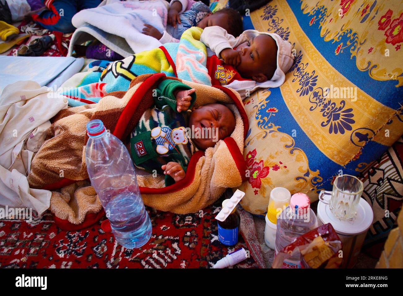 Bildnummer: 55119427 Datum: 28.03.2011 Copyright: imago/Xinhua (110329) -- SALLUM, 29 marzo 2011 (Xinhua) -- Un bambino piange in un campo profughi al confine egiziano di Sallum, 28 marzo 2011. Migliaia di rifugiati si sono riuniti vicino al confine tra Libia ed Egitto in fuga dalle violenze in Libia e sono in attesa dell'aiuto dell'Organizzazione internazionale per le migrazioni (OIM). (Xinhua/Cai Yang) (jl) CAIRO-LIBIA-BORDER-REFUGEES PUBLICATIONxNOTxINxCHN Politik Libyen Gesellschaft Krieg Konflikt Unruhen Aufstand Flüchtlinge Grenze Grenzgebiet kbdig xub 2011 quer premiumd o0 Flüchtlingslager kind W Foto Stock