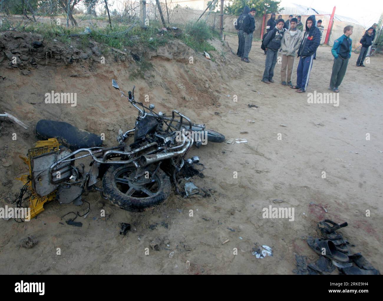 Bildnummer: 55146163 Datum: 30.03.2011 Copyright: imago/Xinhua (110330)-- GAZA, 30 marzo 2011 (Xinhua) -- i palestinesi guardano una moto distrutta dopo un attacco aereo israeliano nella Striscia di Gaza meridionale, città di Rafah il 30 marzo 2011. Un militante palestinese è stato ucciso e un altro ferito all'inizio di mercoledì durante un attacco aereo israeliano nella Striscia di Gaza meridionale, hanno detto fonti di sicurezza palestinesi.(Xinhua/Khaled Omar)(zyw) MIDEAST-GAZA-CONFLIKT Nahostkonflikt Gazastreifen Gesellschaft Politik Gazakonflikt Konflikt Gazastreifen Angriff Luftangriff 2 Foto Stock