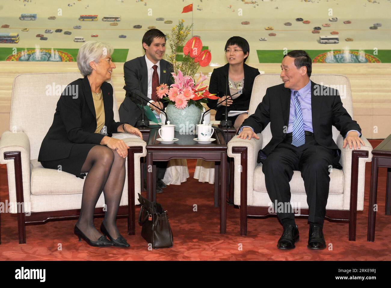 Bildnummer: 55146203 Datum: 30.03.2011 Copyright: imago/Xinhua (110330) -- PECHINO, 30 marzo 2011 (Xinhua) -- il vice Premier cinese Wang Qishan (R, front) incontra il ministro francese dell'economia, delle finanze e dell'industria Christine Lagarde (L, front) a Pechino, capitale della Cina, 30 marzo 2011. (Xinhua/ma Zhancheng)(mcg) CHINA-BEIJING-WANG QISHAN-CHRISTINE LAGARDE-MEETING (CN) PUBLICATIONxNOTxINxCHN Politik People kbdig xub 2011 quer premiumd Bildnummer 55146203 Data 30 03 2011 Copyright Imago XINHUA Pechino marzo 30 2011 XINHUA Vice Premier Cinese Wang Qishan r Front Meets with French minis Foto Stock