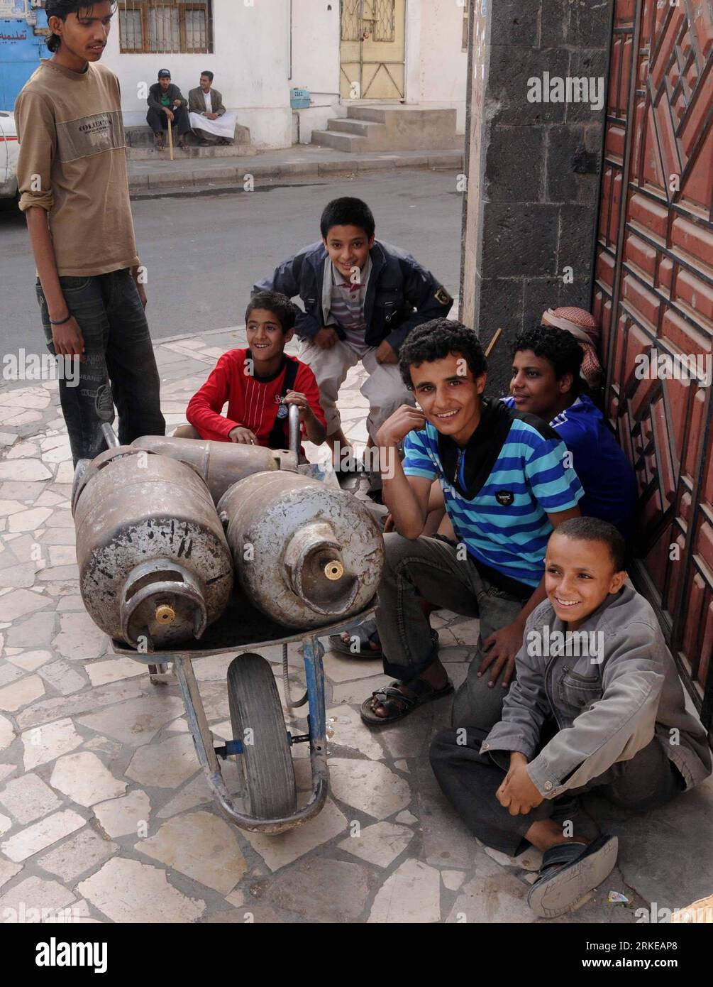 Bildnummer: 55179212 Datum: 31.03.2011 Copyright: imago/Xinhua (110331) -- SANAA, 31 marzo 2011 (Xinhua) -- i residenti aspettano di ricaricare il gas di petrolio liquefatto (GPL) a Sanaa, Yemen, 31 marzo 2011. Sanaa sta affrontando la carenza di GPL, poiché le strade delle province meridionali sono bloccate dai ribelli. (Xinhua/Yin KE) (zw) YEMEN-SANAA-GPL-SHORTAGE PUBLICATIONxNOTxINxCHN Gesellschaft Jemen Benzin energie Knappheit kbdig xcb xo0x 2011 hoch Bildnummer 55179212 Data 31 03 2011 Copyright Imago XINHUA Sanaa marzo 31 2011 i residenti di XINHUA aspettano di ricaricare il GPL di petrolio liquefatto a Sanaa Yemen Mar Foto Stock