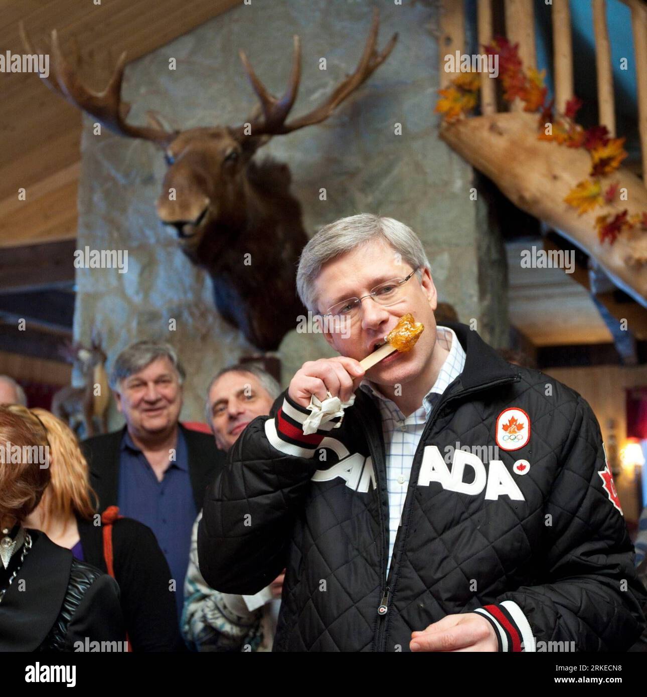 (110405) -- OTTAWA, 5 aprile 2011 (Xinhua) -- il primo ministro e leader del partito conservatore canadese Stephen Harper (R) assaggia dolci in una baracca di zucchero a Saint-Norbert-D arthabaska, Quebec, Canada, il 5 aprile 2011. Harper, che è in viaggio per una campagna elettorale per le elezioni federali il 2 maggio, ha detto che un governo conservatore rieletto sosterrà medici e infermieri rurali e un credito d'imposta per i pompieri volontari. (Xinhua/Partito Conservatore canadese) (zw) CANADA-OTTAWA-ELECTION-HARPER PUBLICATIONxNOTxINxCHN Foto Stock