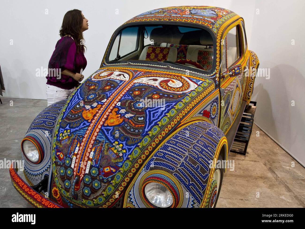 Bildnummer: 55240958 Datum: 06.04.2011 Copyright: imago/Xinhua (110407) - CITTÀ DEL MESSICO, 7 aprile 2011 (Xinhua) - Un visitatore guarda un pezzo d'arte Volchol di otto artisti messicani durante la Fiera d'arte contemporanea del Messico a città del Messico, capitale del Messico, 6 aprile 2011. La fiera di 5 giorni ha aperto il mercoledì, attirando più di 90 gallerie e oltre 900 artisti da tutto il mondo. (Xinhua/Shi Sisi) (djj) CITTÀ DEL MESSICO-MESSICO-FIERA D'ARTE CONTEMPORANEA PUBLICATIONxNOTxINxCHN Kultur Kunst Messe Kunstmesse kbdig xub 2011 quer premiumd o0 VW, Volkswagen Käfer, Auto, kurios, Objekte Bildnummer 5524 Foto Stock