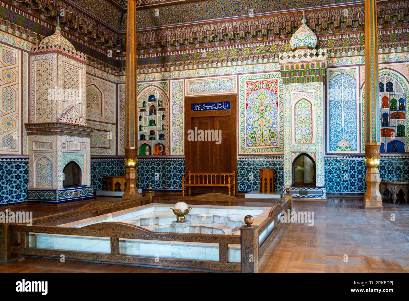 Tashkent, Uzbekistan-11 agosto 2023: Interni decorati in un museo di arti applicate a Tashkent, la capitale dell'Uzbekistan Foto Stock