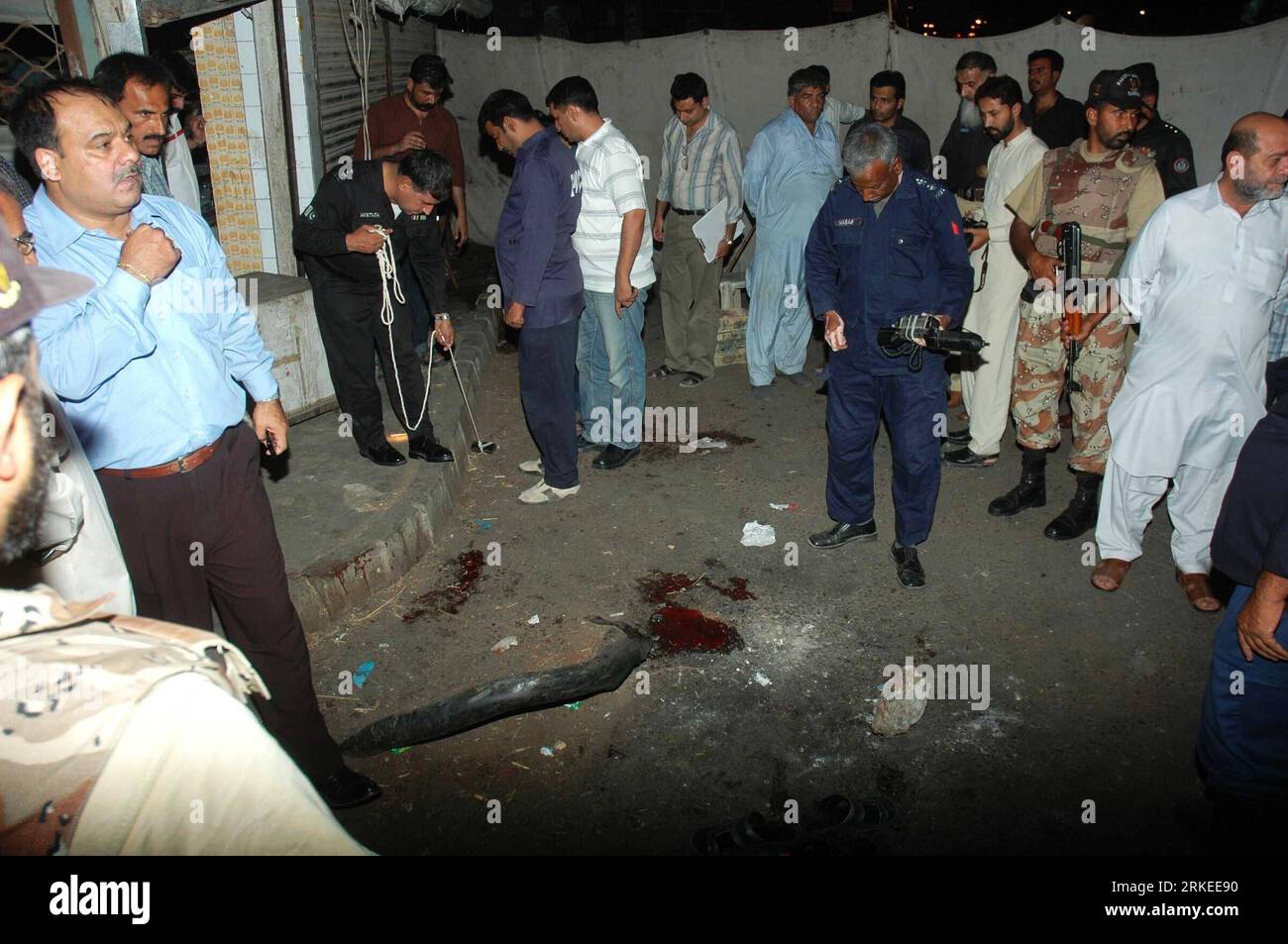 Bildnummer: 55246387 Datum: 07.04.2011 Copyright: imago/Xinhua (110407) -- KARACHI, 7 aprile 2011 (Xinhua) -- riunitevi al sito dell'esplosione nella città portuale del Pakistan meridionale di Karachi il 7 aprile 2011. Almeno tre persone sono rimaste ferite durante l'attacco della granata a mano a Karachi giovedì sera. (Xinhua/Arshad) PAKISTAN-KARACHI-BLAST PUBLICATIONxNOTxINxCHN Politik Explosion Gewalt kbdig xkg 2011 quer o0 Granatenangriff Angriff Anschlag Terror Terroranschlag Polizei Polizist Blut Blutspur Bildnummer 55246387 Data 07 04 2011 Copyright Imago XINHUA Karachi 7 aprile 2011 XINHUA Karachi BINHUA BINHUA Foto Stock
