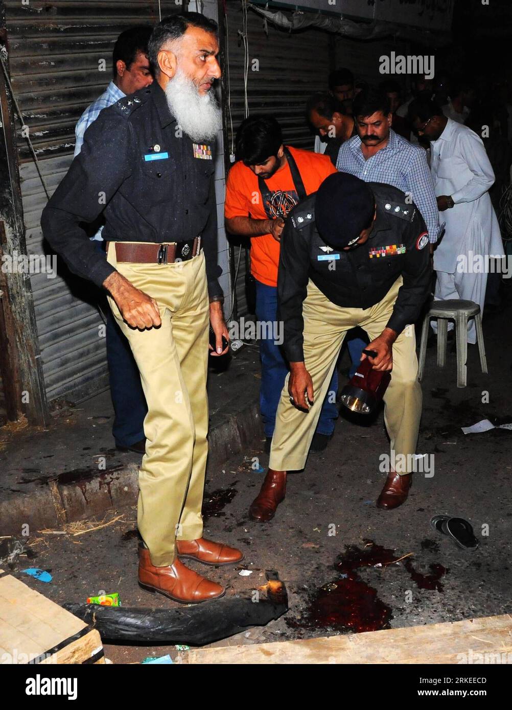 Bildnummer: 55246386 Datum: 07.04.2011 Copyright: imago/Xinhua (110407) -- KARACHI, 7 aprile 2011 (Xinhua) -- Un poliziotto ispeziona il sito dell'esplosione nella città portuale del Pakistan meridionale di Karachi il 7 aprile 2011. Almeno tre persone sono rimaste ferite durante l'attacco della granata a mano a Karachi giovedì sera. (Xinhua/Arshad) PAKISTAN-KARACHI-BLAST PUBLICATIONxNOTxINxCHN Politik Explosion Gewalt kbdig xkg 2011 hoch o0 Granatenangriff Angriff Anschlag Terror Terroranschlag Polizei Polizist Blut Blutspur Bildnummer 55246386 Data 07 04 2011 Copyright Imago XINHUA Karachi 7 aprile 2011 XINHUA Poli PUBLICATIONI Foto Stock