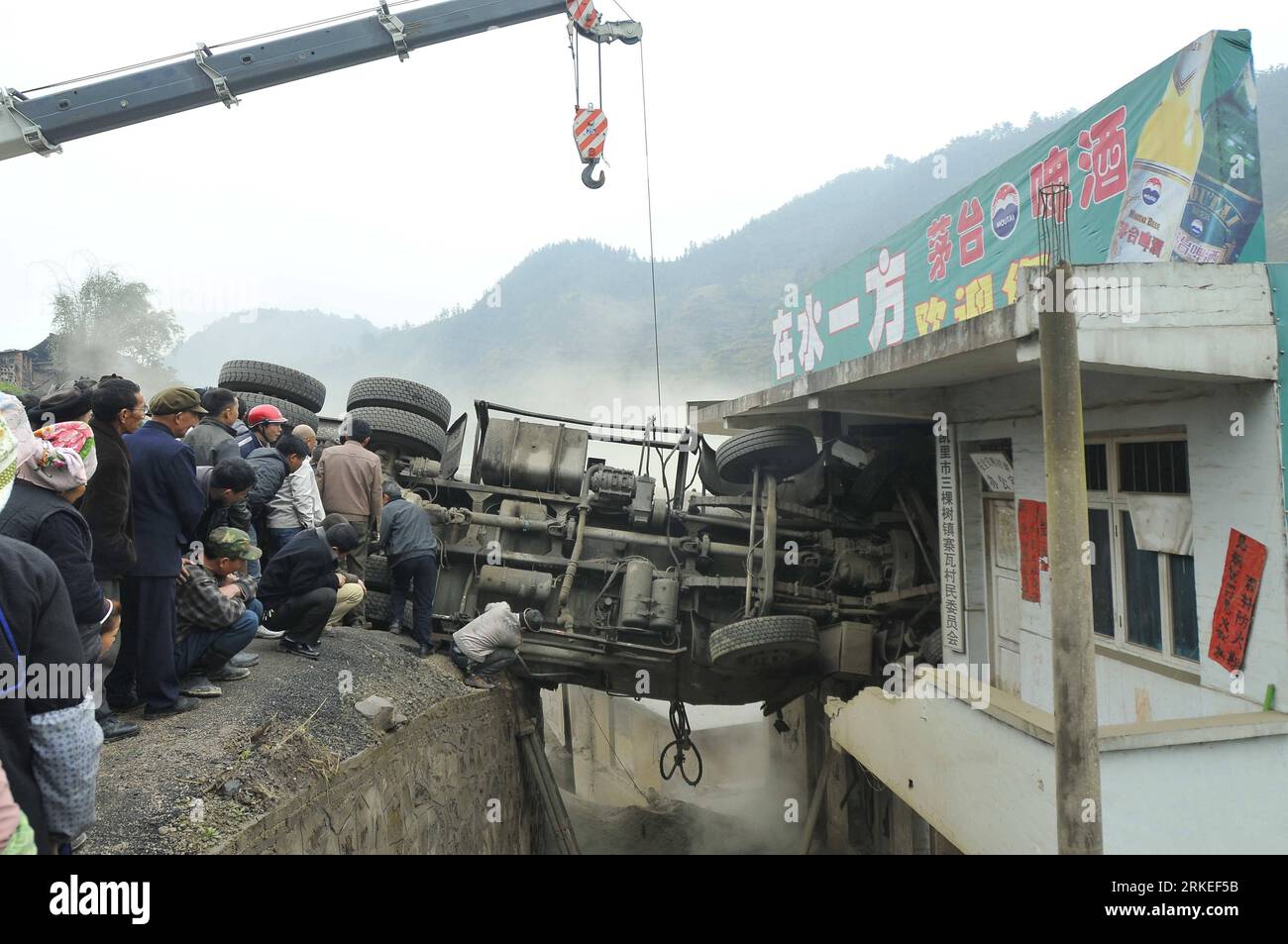 Bildnummer: 55248484 Datum: 08.04.2011 Copyright: imago/Xinhua (110408) -- KAILI, 8 aprile 2011 (Xinhua) -- una petroliera rovesciata viene sollevata da una gru nel sito di un incidente stradale a Kaili, nella provincia di Guizhou, nel sud-ovest della Cina, 8 aprile 2011. Una petroliera non è riuscita a negoziare una curva e si è ribaltata sull'autostrada provinciale n. 308 a Kaili giovedì sera, prima di colpire un minivan e schiantarsi in un edificio di uffici governativi. Due furono uccisi e altri tre feriti. (Xinhua/Chen Peiliang) (ljh) CHINA-GUIZHOU-KAILI-INCIDENTE STRADALE (CN) PUBLICATIONxNOTxINxCHN Gesellschaft Verkehr Strasse Unfa Foto Stock