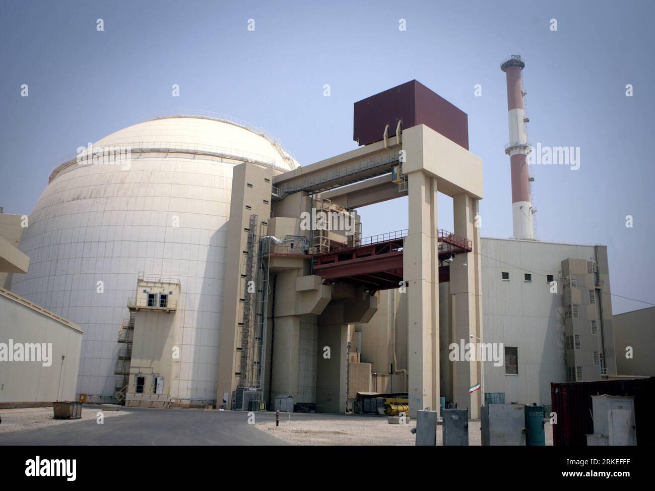 110409 -- TEHERAN, 9 aprile 2011 Xinhua -- foto scattata il 21 agosto 2010 mostra una vista della centrale nucleare di Bushehr nel sud dell'Iran. Il ministro degli Esteri iraniano Ali-Akbar Salehi ha confermato sabato che il combustibile viene ricaricato nella centrale nucleare di Bushehr, dicendo che il reattore della centrale raggiungerà la fase critica tra il 5 e il 10 maggio. Xinhua/Ahmad Halabisaz zw IRAN-BUSHEHR NUCLEAR POWER-FUEL RELOAD-FILE PUBLICATIONxNOTxINxCHN Foto Stock