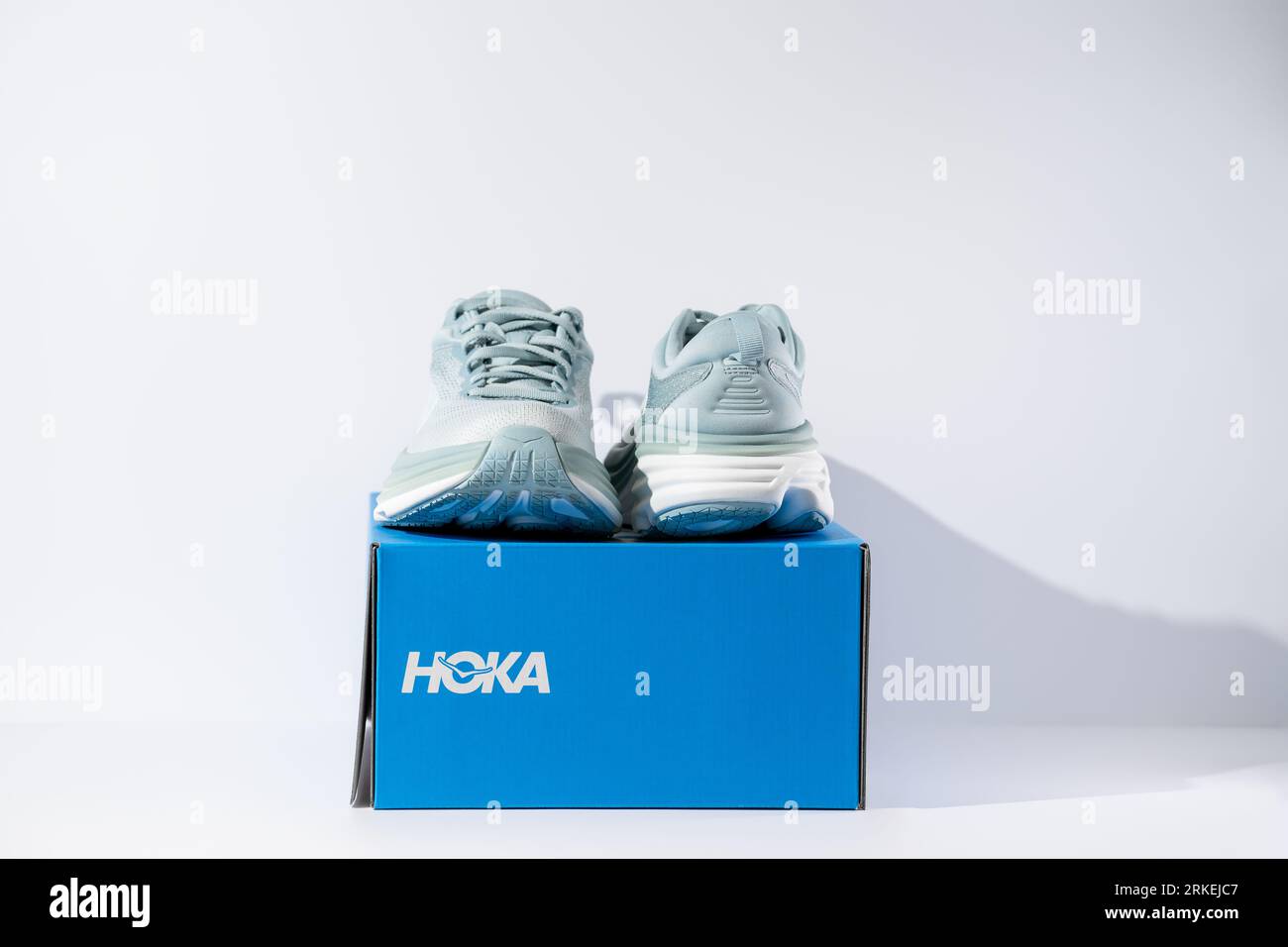 Strasburgo Francia agosto 2023 Hoka Bondi 8 nuove scarpe da