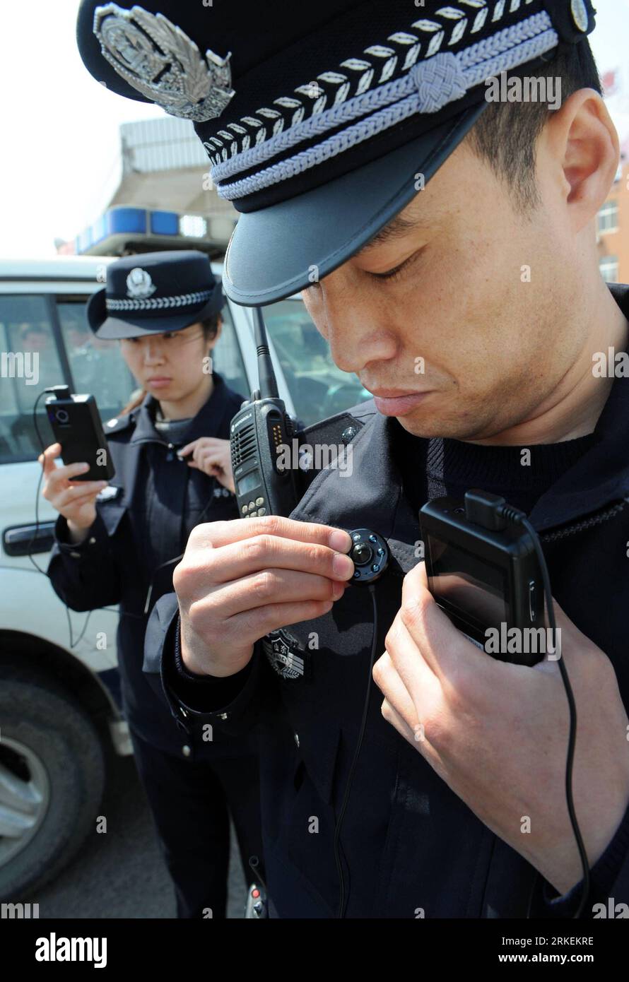 Bildnummer: 55271166 Datum: 18.04.2011 Copyright: imago/Xinhua (110418) -- QINGDAO, 18 aprile 2011 (Xinhua) -- un ufficiale di polizia equipaggia un nuovo strumento audiovisivo di registrazione delle forze dell'ordine a Qingdao, nella provincia dello Shandong della Cina orientale, 18 aprile 2011. L'ufficio di pubblica sicurezza di Qingdao ha iniziato nei giorni scorsi a dotare i suoi agenti di polizia del nuovo tipo di strumento di registrazione per supervisionare il processo di applicazione della legge. Questo modo era quello di migliorare le prestazioni dei poliziotti in autodisciplina e autoprotezione, hanno detto le autorità locali. (Xinhua/li Ziheng) (zn) CHINA-SHANDONG Foto Stock