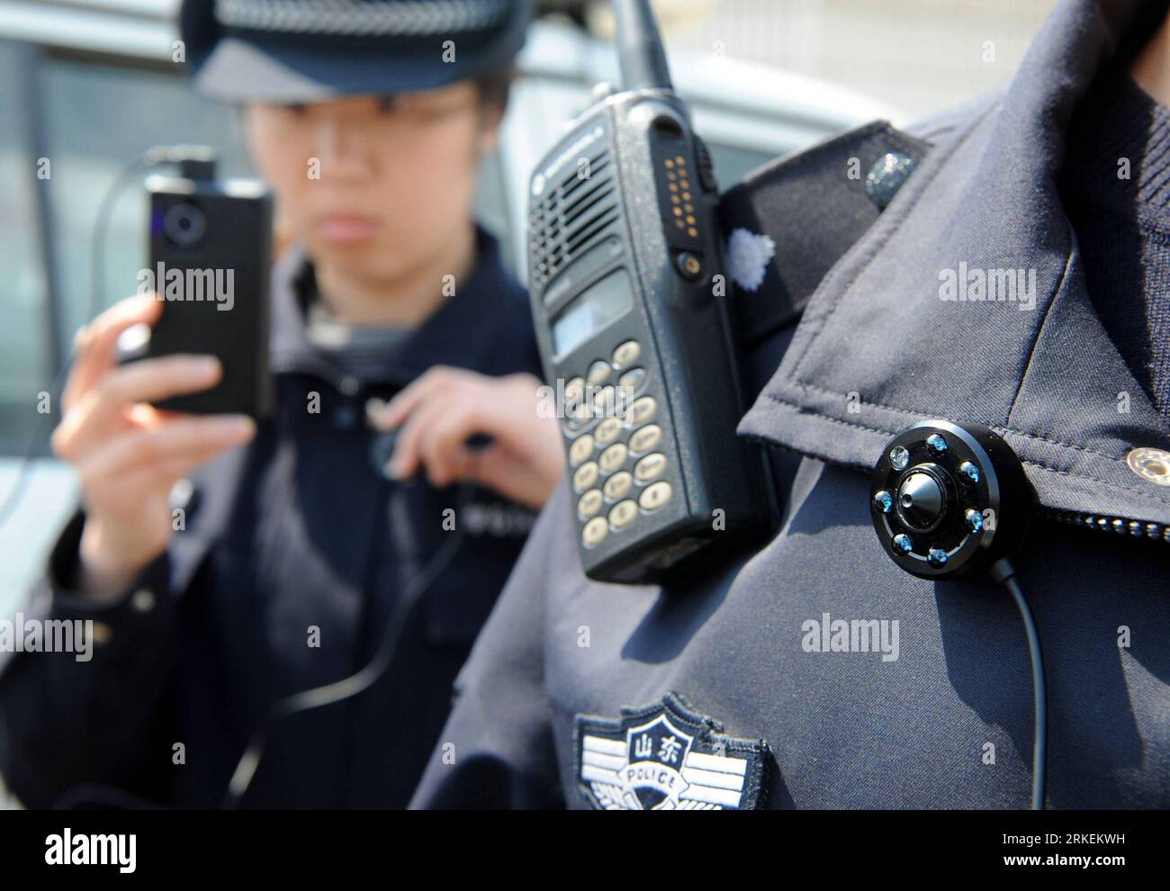 Bildnummer: 55271167 Datum: 18.04.2011 Copyright: imago/Xinhua (110418) -- QINGDAO, 18 aprile 2011 (Xinhua) -- foto scattata il 18 aprile 2011 mostra uno strumento di registrazione audiovisiva delle forze dell'ordine equipaggiato sulla spalla di un ufficiale di polizia (F) a Qingdao, nella provincia dello Shandong della Cina orientale. L'ufficio di pubblica sicurezza di Qingdao ha iniziato nei giorni scorsi a dotare i suoi agenti di polizia del nuovo tipo di strumento di registrazione per supervisionare il processo di applicazione della legge. Questo modo era quello di migliorare le prestazioni dei poliziotti in autodisciplina e autoprotezione, hanno detto le autorità locali. (Xinhu Foto Stock