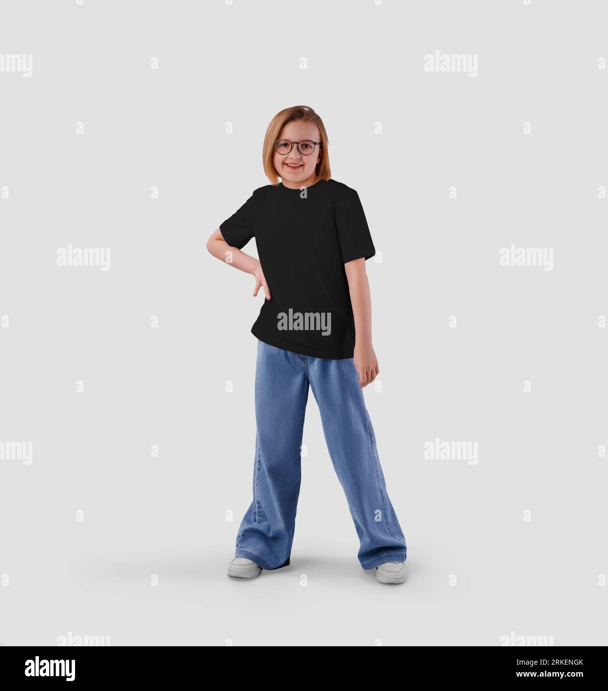 Modello di t-shirt nera per bambini su una ragazza con occhiali in piena crescita, vista frontale, per il design. Mockup di abiti in tessuto isolato sullo sfondo. Prod Foto Stock