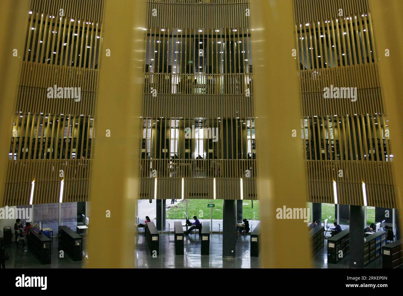 Bildnummer: 55281313 Datum: 22.04.2011 Copyright: imago/Xinhua (110422) -- PECHINO, 22 aprile 2011 (Xinhua) -- gli studenti studiano in una nuova biblioteca all'Università Tsinghua di Pechino, capitale della Cina, 21 aprile 2011. Una biblioteca di discipline umanistiche e di scienze sociali ha aperto qui giovedì, tre giorni prima della celebrazione del centenario dell'Università di Tsinghua che cade domenica. (Xinhua/cui Xinyu) CHINA-BEIJING-TSINGHUA UNIVERSITY-NEW LIBRARY (CN) PUBLICATIONxNOTxINxCHN Gesellschaft Bildung uni Bibliothek Studenten kbdig xmk xo0x 2011 quer Bildnummer 55281313 Data 22 04 2011 Copyright Imago XI Foto Stock