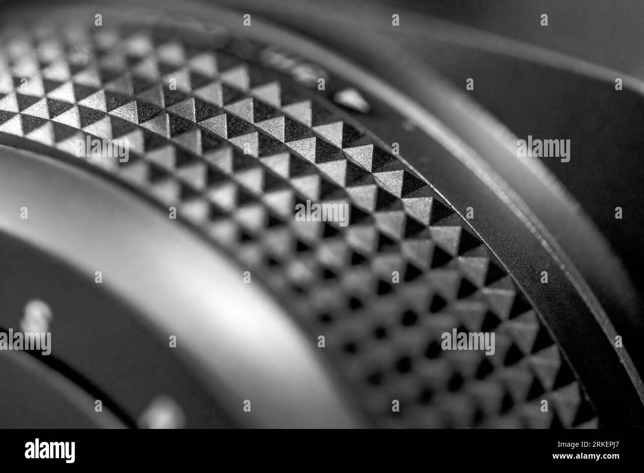 Primo piano dell'obiettivo, vista laterale, sfondo nero Foto Stock