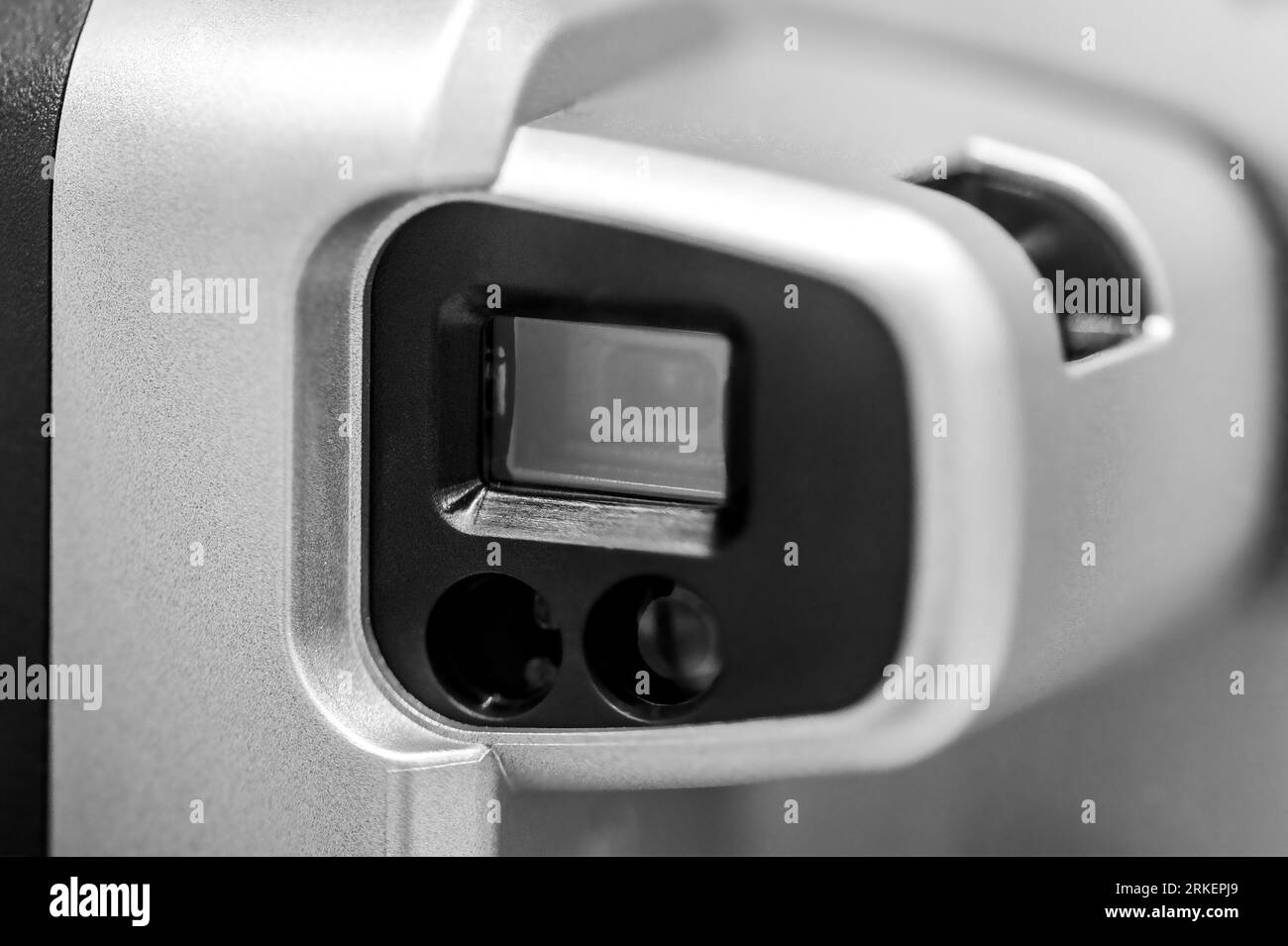 Fotocamera vintage, sfondo nero - vista laterale Foto Stock