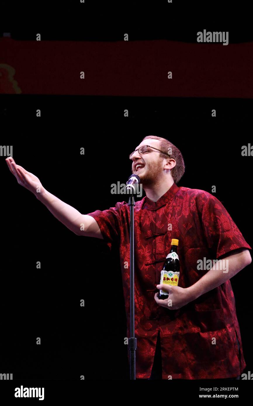 Bildnummer: 55284676 Datum: 23.04.2011 Copyright: imago/Xinhua (110424) -- NEW YORK, 24 aprile 2011 (Xinhua) -- Bradley Roberts della Wittenberg University compete nella finale del 2° Chinese Bridge - East USA Chinese Proficiency Competition for Foreign College Students alla Pace University di New York, Stati Uniti, il 23 aprile 2011. alla finale hanno partecipato 27 concorrenti che si sono distinti tra 100 concorrenti preliminari di 39 università. John Pardon di Princeton e Bradley Roberts dell'Università di Wittenberg hanno vinto il primo posto e hanno ottenuto la raccomandazione per il Chinese Bridge Foto Stock