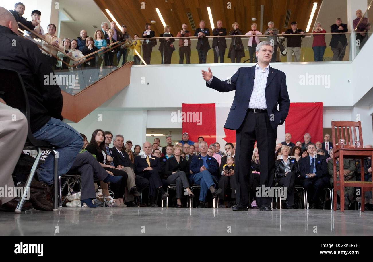 Bildnummer: 55287143 Datum: 25.04.2011 Copyright: imago/Xinhua (110425) -- OTTAWA, 25 aprile 2011 (Xinhua) -- primo ministro canadese e leader del Partito Conservatore Stephen Harper parla ai sostenitori di Sault Ste. Marie, Ontario, Canada, il 25 aprile 2011. Harper era in viaggio per la campagna elettorale per le 41 elezioni federali che si tennero il 2 maggio. (Xinhua/Partito Conservatore del Canada) (zw) CANADA-ONTARIO-HARPER-CAMPAIGN PUBLICATIONxNOTxINxCHN People Politik Wahl Präsidentschaftswahlen Wahlen Wahlkampf Kanada kbdig xdp 2011 quer premiumd Bildnummer 55287143 Data 25 04 2011 Copyright Imago XINHUA Ottawa Foto Stock