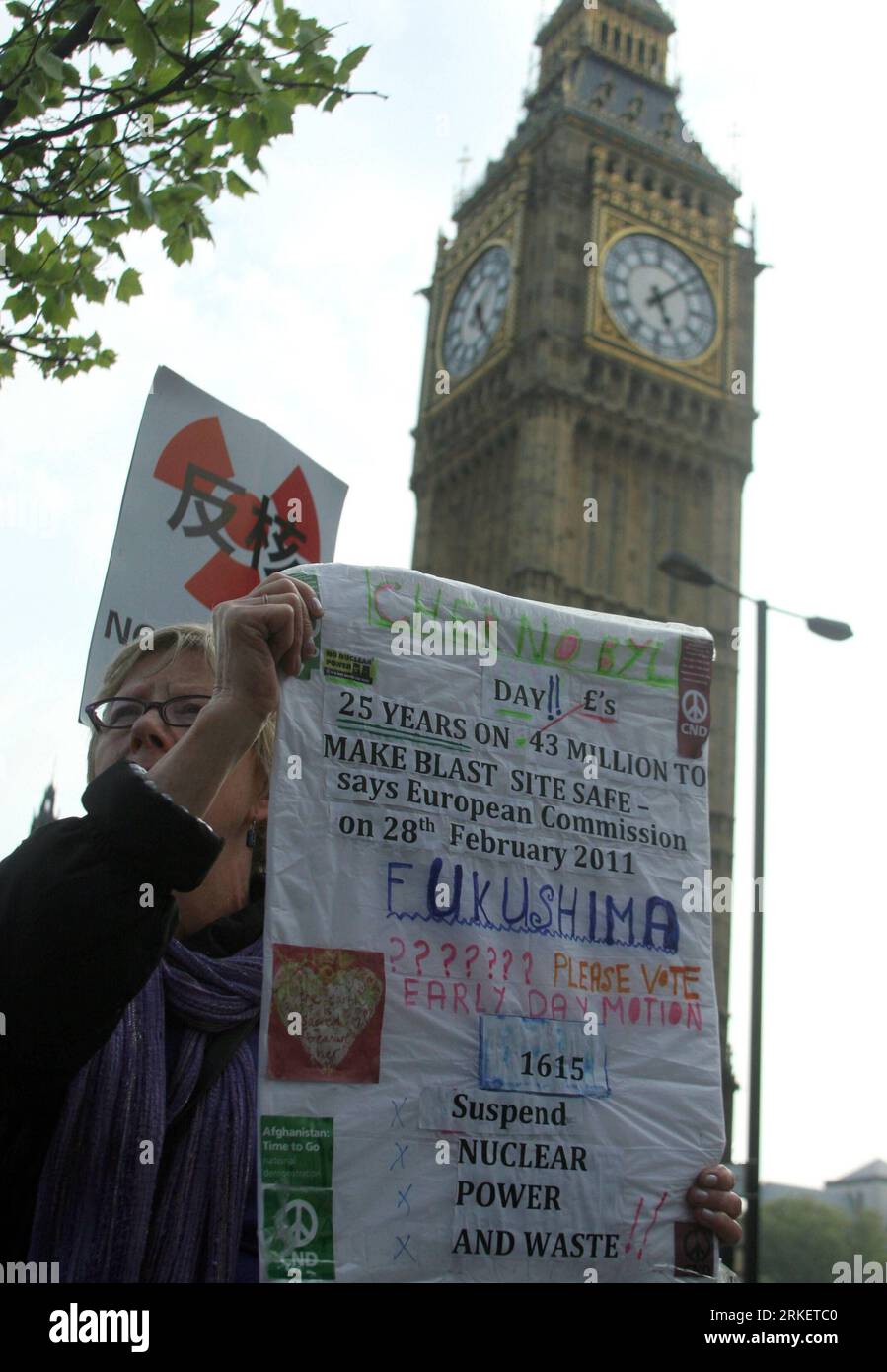 Bildnummer: 55292034 Datum: 26.04.2011 Copyright: imago/Xinhua (110426) -- LONDRA, 26 aprile 2011 (Xinhua) -- un attivista anti-nucleare protesta in occasione del 25° anniversario del disastro nucleare di Chernobyl, a Westminster nel centro di Londra, in Gran Bretagna, 26 aprile 2011. (Xinhua/Bimal Gautam) (zw) UK-LONDON-NUCLEAR-PROTEST PUBLICATIONxNOTxINxCHN Gesellschaft kbdig xsk 2011 hoch o0 Plakat, Objekte, Demo, Anti Atomkraft, Atom, Antiatom, Atomgegner Bildnummer 55292034 Data 26 04 2011 Copyright Imago XINHUA Londra aprile 26 2011 XINHUA alla protesta anti-nucleare attivista IN occasione o Foto Stock