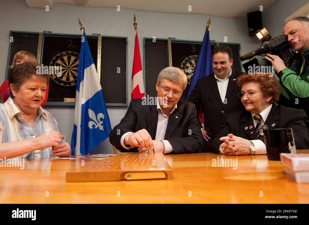 Bildnummer: 55292115 Datum: 26.04.2011 Copyright: imago/Xinhua (110426) -- QUÉBEC, 26 aprile 2011 (Xinhua) -- primo ministro canadese e leader del Partito Conservatore Stephen Harper (4th R) gioca a Cribbage alla locale Royal Canadian Legion durante una fermata della campagna in amianto, Quebec, Canada, 26 aprile 2011. Harper era in viaggio per la campagna elettorale per le 41 elezioni federali che si tennero il 2 maggio. (Xinhua/Jason Ransom) CANADA-QUEBEC-HARPER-CAMPAGNA ELETTORALE PUBLICATIONxNOTxINxCHN People Politik kbdig xsk 2011 quer Bildnummer 55292115 Data 26 04 2011 Copyright Imago XINHUA Quebec aprile 26 2011 XINHUA Canadian Foto Stock