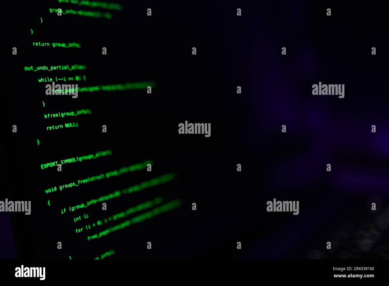 Codice di programmazione sullo schermo del computer, sviluppo e concetto IT Foto Stock