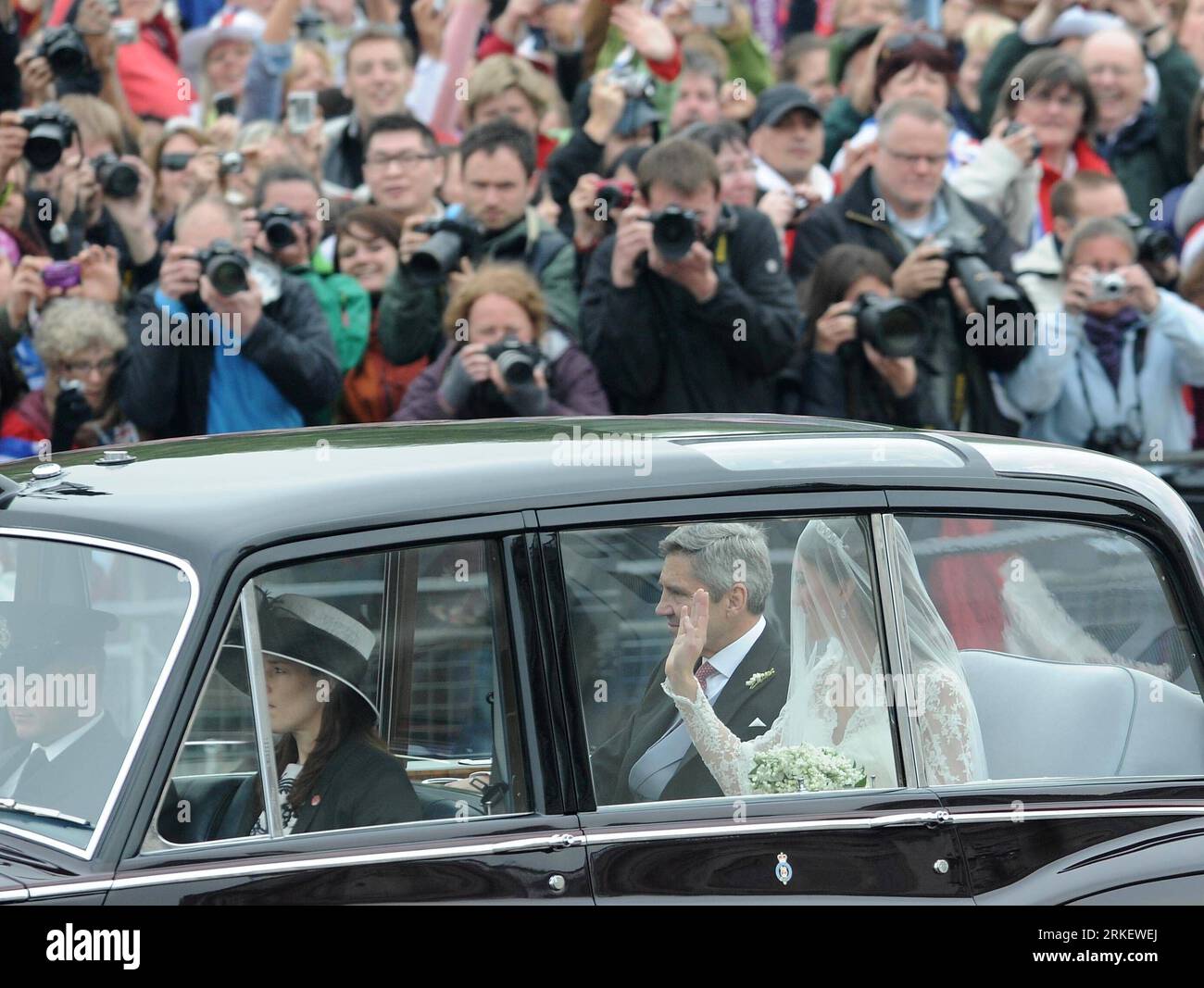 Bildnummer: 55301792 Datum: 29.04.2011 Copyright: imago/Xinhua (110429) - LONDRA, 29 aprile 2011 (Xinhua) - Kate Middleton e suo padre Michael viaggiano all'Abbazia di Westminster per il suo matrimonio con il principe William britannico, a Londra il 29 aprile 2011. (Xinhua/Zeng Yi) (ybg) UK-LONDON-ROYAL WEDDING PUBLICATIONxNOTxINxCHN Entertainment Gesellschaft London People Adel GBR Hochzeit Königshaus Kate Catherine Middleton Prinz William Windsor kbdig xsk 2011 quer Aufmacher Premiumd Familie Vater Bildnummer 55301792 Date 29 04 2011 Copyright Imago XINHUA Londra aprile 29 2011 XINHUA Kate Middleton Foto Stock