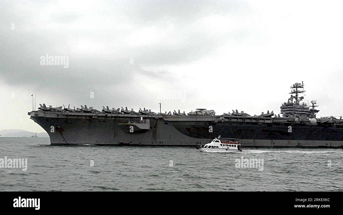 Bildnummer: 55310089 Datum: 06.08.2003 Copyright: imago/Xinhua (110503) -- PECHINO, 3 maggio (Xinhua) -- la foto del file scattata il 6 agosto 2003 mostra la portaerei statunitense USS Carl Vinson che arriva a Hong Kong, Cina meridionale. La sepoltura di Osama Bin Laden ( bin Ladin ) è stata condotta a bordo della portaerei USS Carl Vinson nel Mare Arabico del Nord, in conformità con le consuetudini religiose della mente del terrore, poiché nessun paese avrebbe accettato i suoi resti, un alto funzionario degli Stati Uniti ha detto il 2 maggio. (Xinhua/Wu Bin) U.S.-bin Laden ( bin Ladin )-SEPOLTO IN MARE PUBLICATIONxNOTxINxCHN Politik People Osama bin Laden ( bin Foto Stock