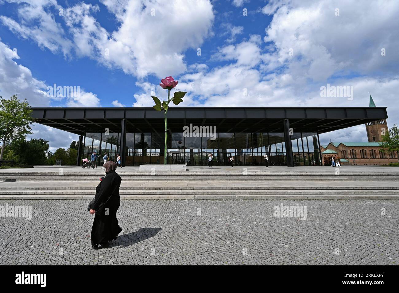 La scultura di ISA Genzken Rose di fronte alla nuova Galleria Nazionale di Berlino Foto Stock