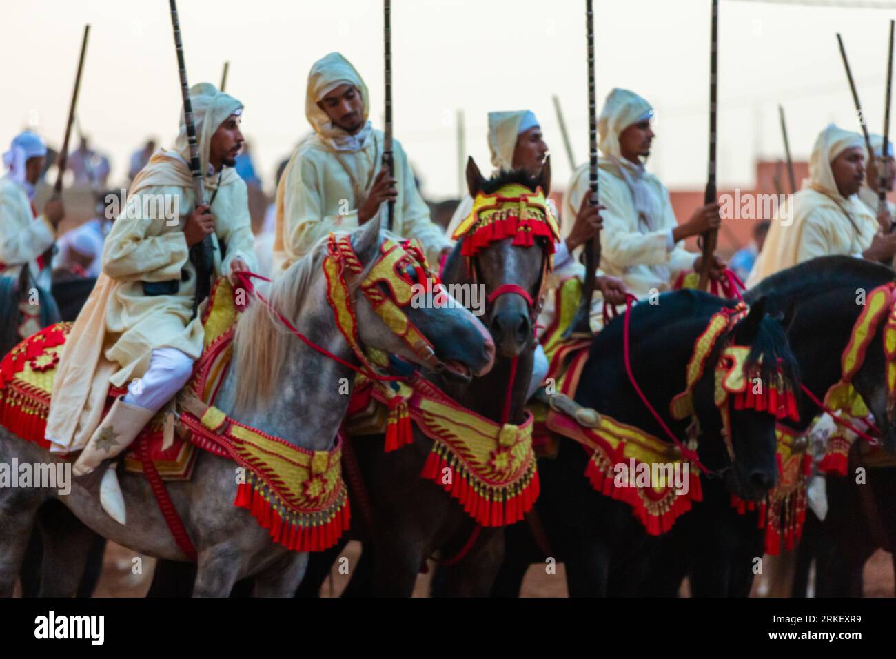 Essaouira, Marocco - 13 agosto 2023: Gli equestri che partecipano a un tradizionale evento di abiti fantasiosi chiamato Tbourida vestito in un tradizionale marocchino Foto Stock